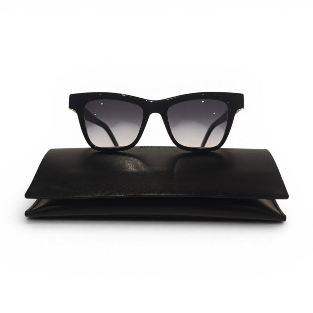 Saint Laurent SL M106 002 52-18-140 Zonnebril Zwart, Flex Ltd., Gebruikt, https://flex.com/contact-us, Nobelstraat 10, 5807 GA Oostrum LB, Limburg, Nederland