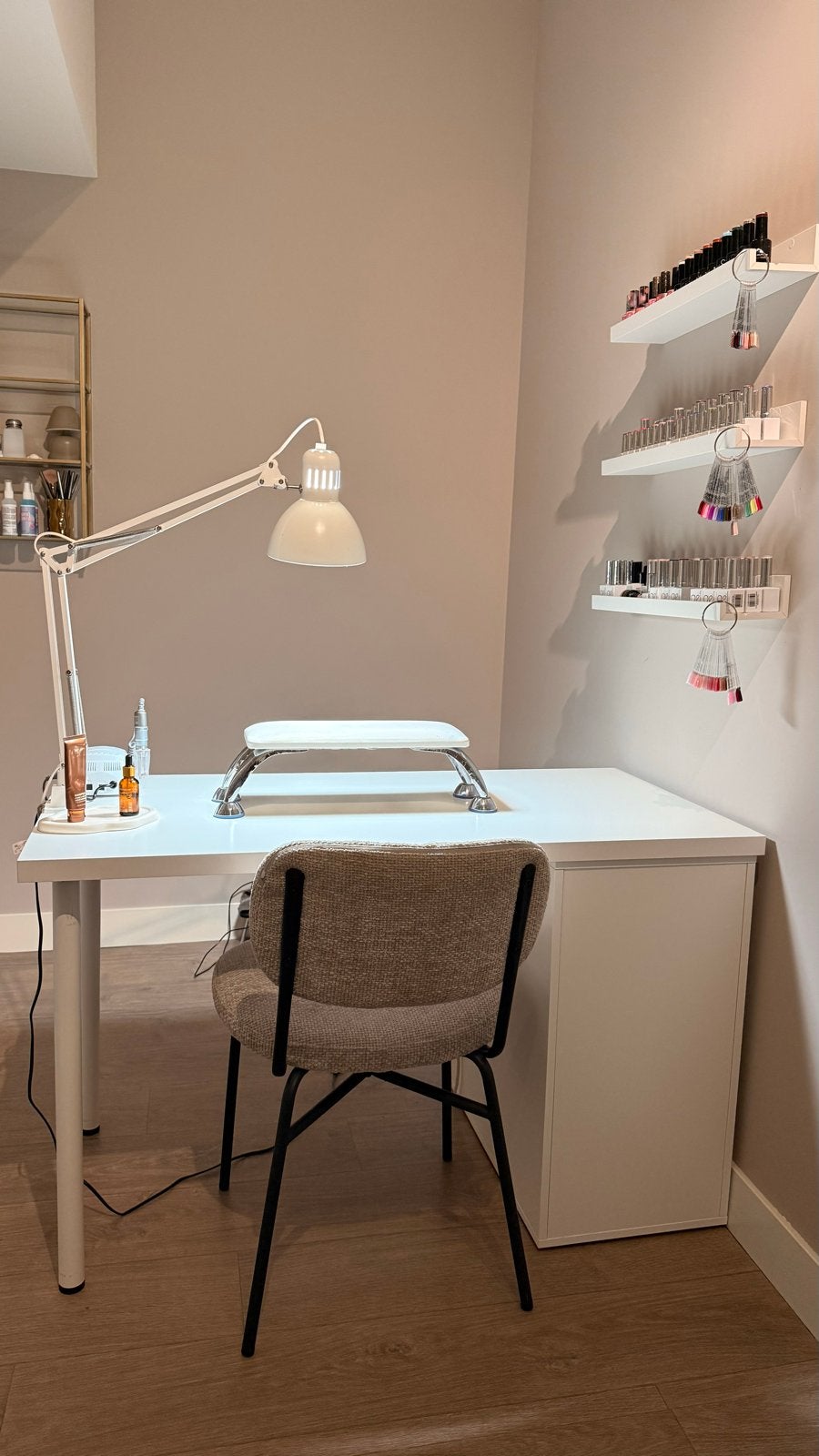 Complete nagelstyliste set: bureau, lampen, afzuiger, kruk, Ophalen, Gebruikt, Handen en Nagels