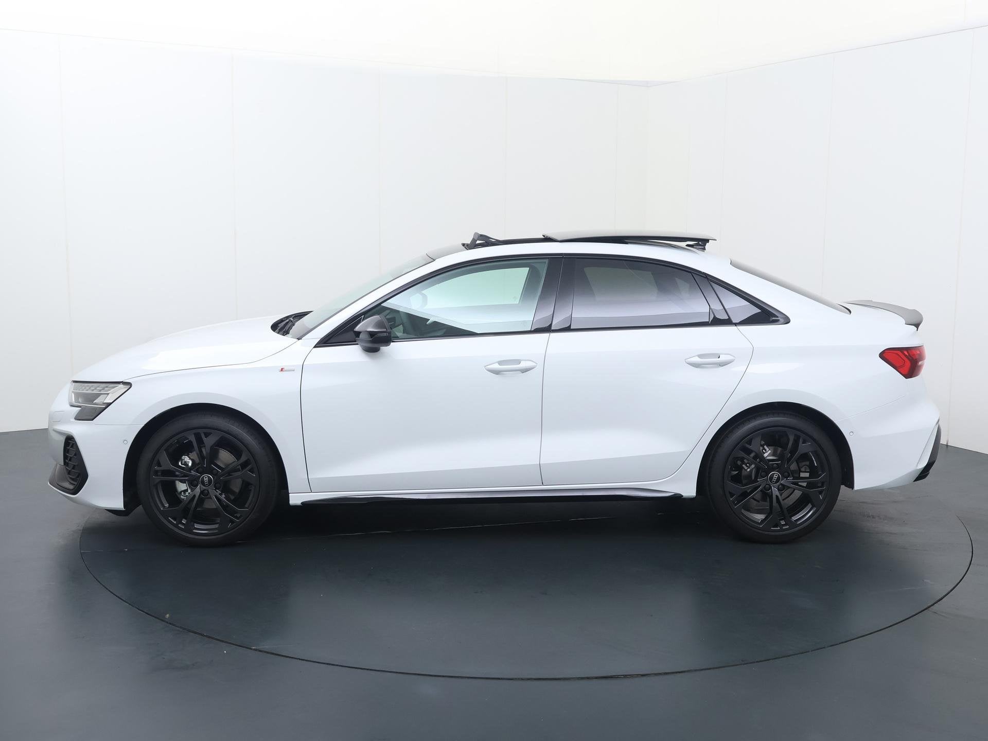Audi A3 Limousine 30 TFSI S edition 116 pk S-tronic | 18" Ve, Dealer onderhouden, 1498 cc, 1290 kg, Wit