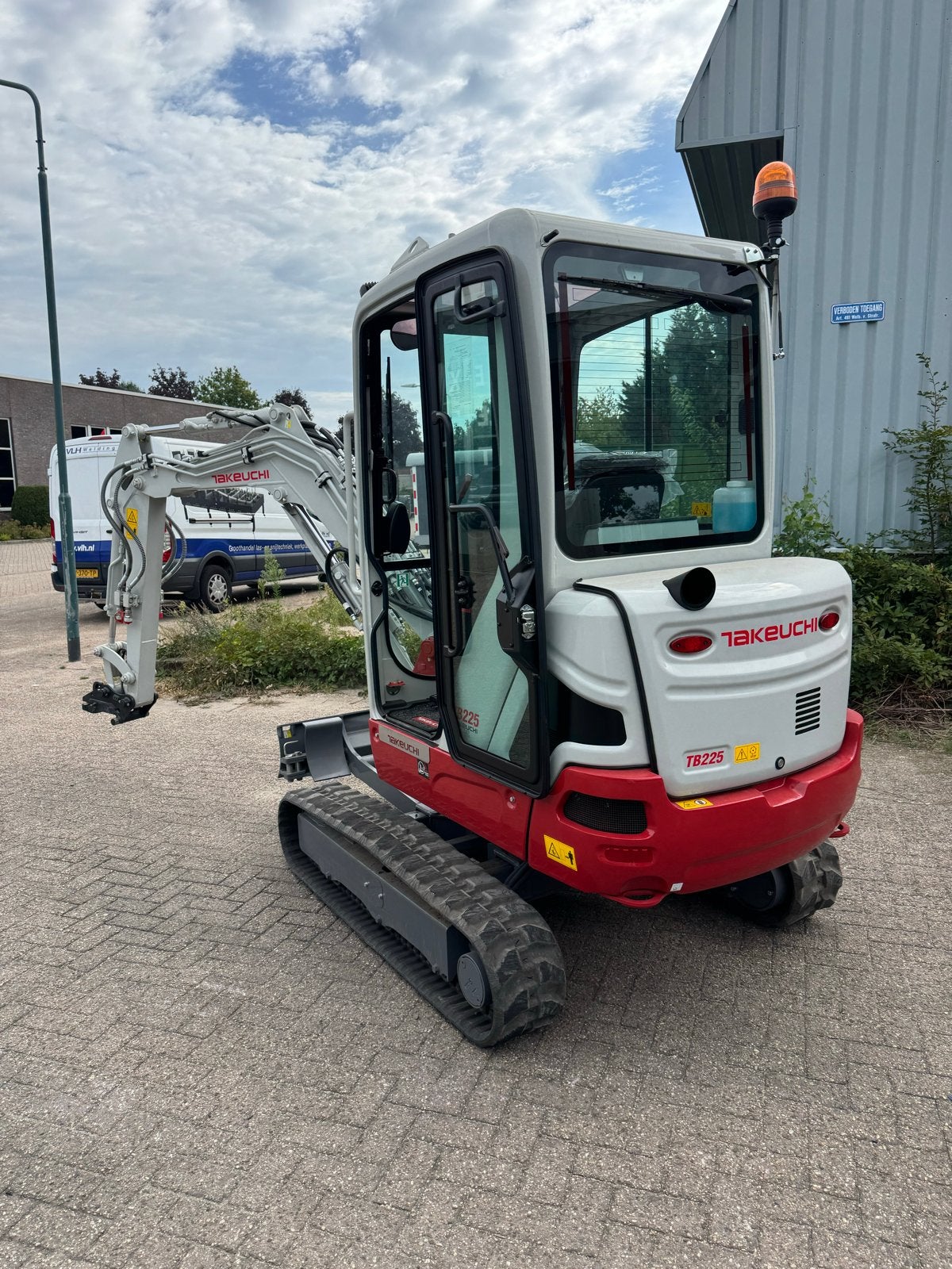 Takeuchi TB225 Compact Graafmachine & Volvo LB30 Wiellader, Zakelijke goederen, Machines en Bouw | Kranen en Graafmachines, Ophalen