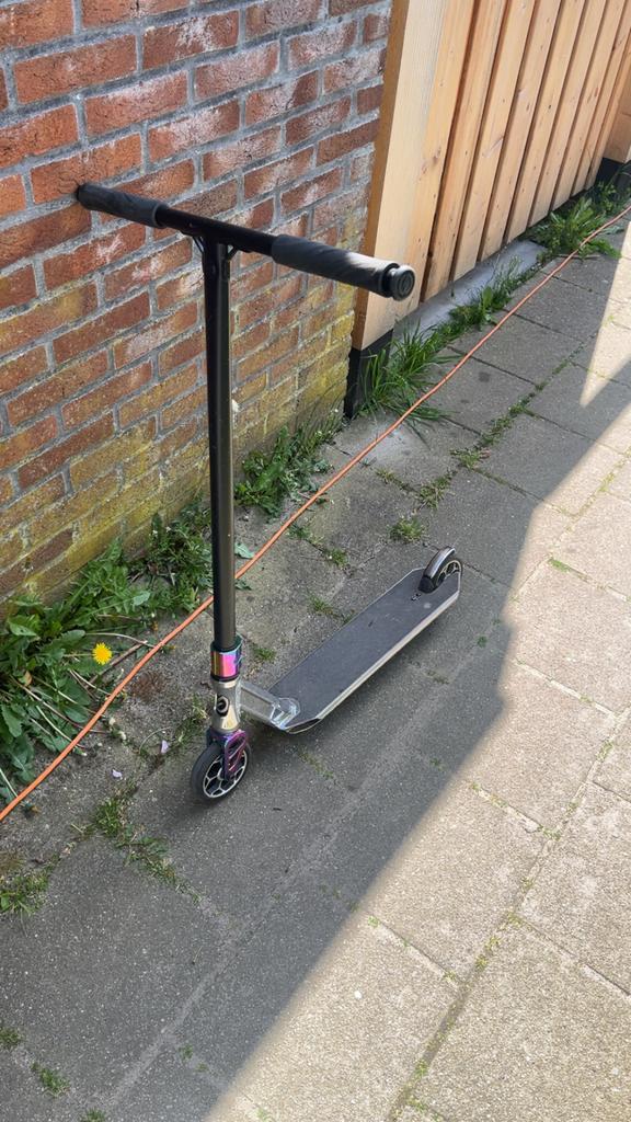 Stuntstep met regenboogkleurige onderdelen, Ophalen of Verzenden, Gebruikt, Gewone step