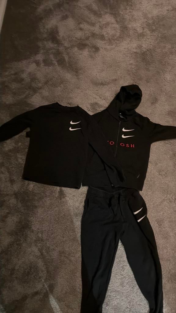 Nike  compleet pak maat 128-137, Ophalen of Verzenden, Zo goed als nieuw, Jongen of Meisje