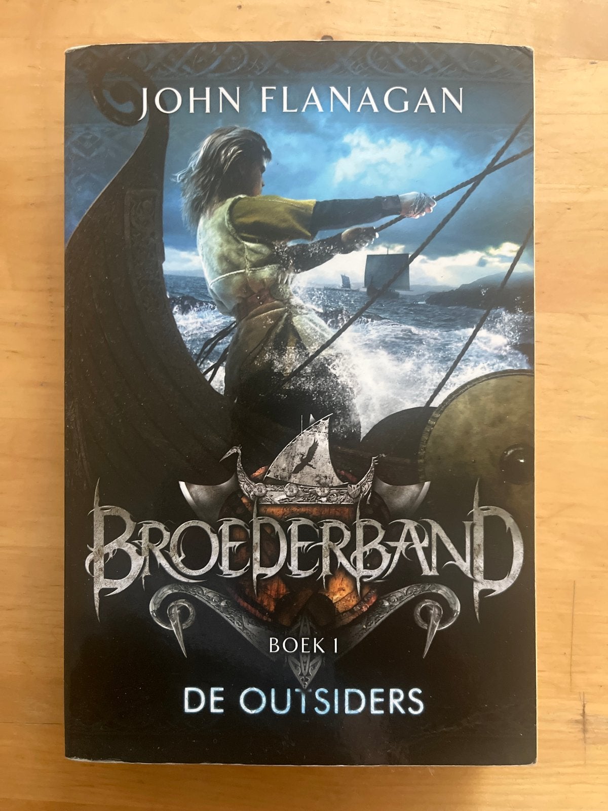 Broederband Boek 1: De Outsiders - John Flanagan, Boeken, Ophalen of Verzenden, Gelezen