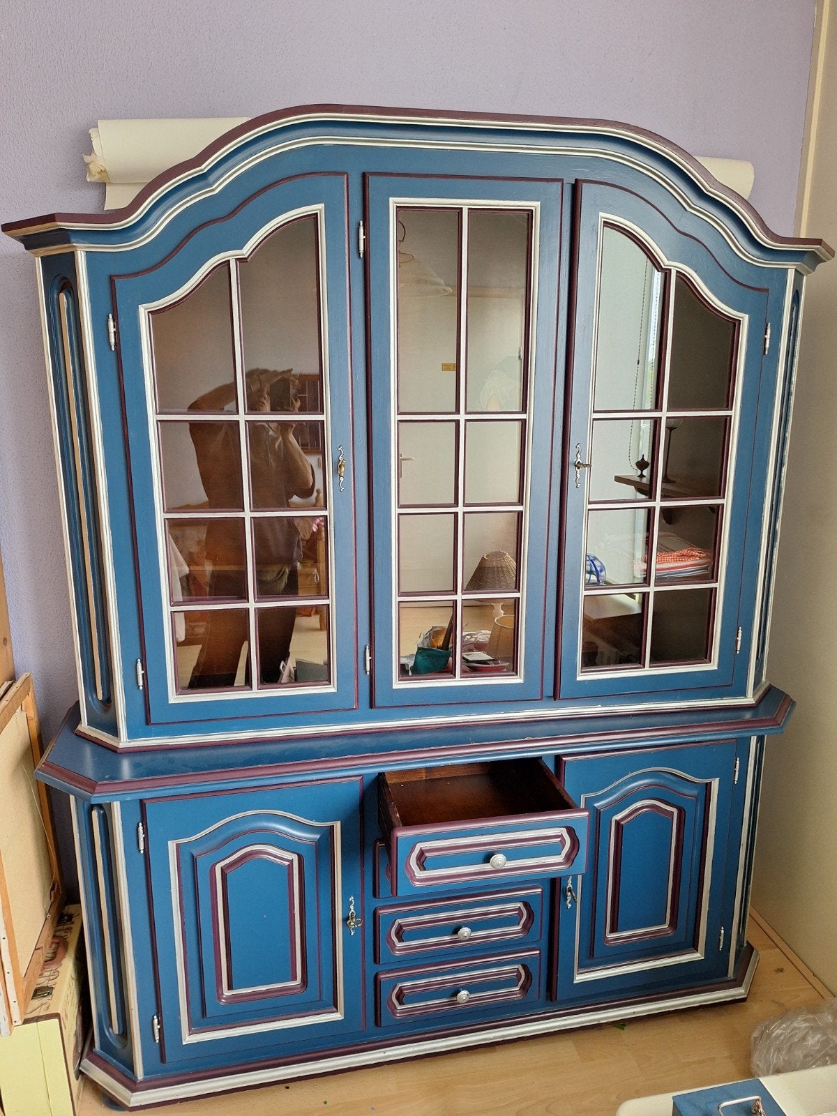 Foto 2 van Landelijke vitrinekast - Blauw met contrasterende biezen