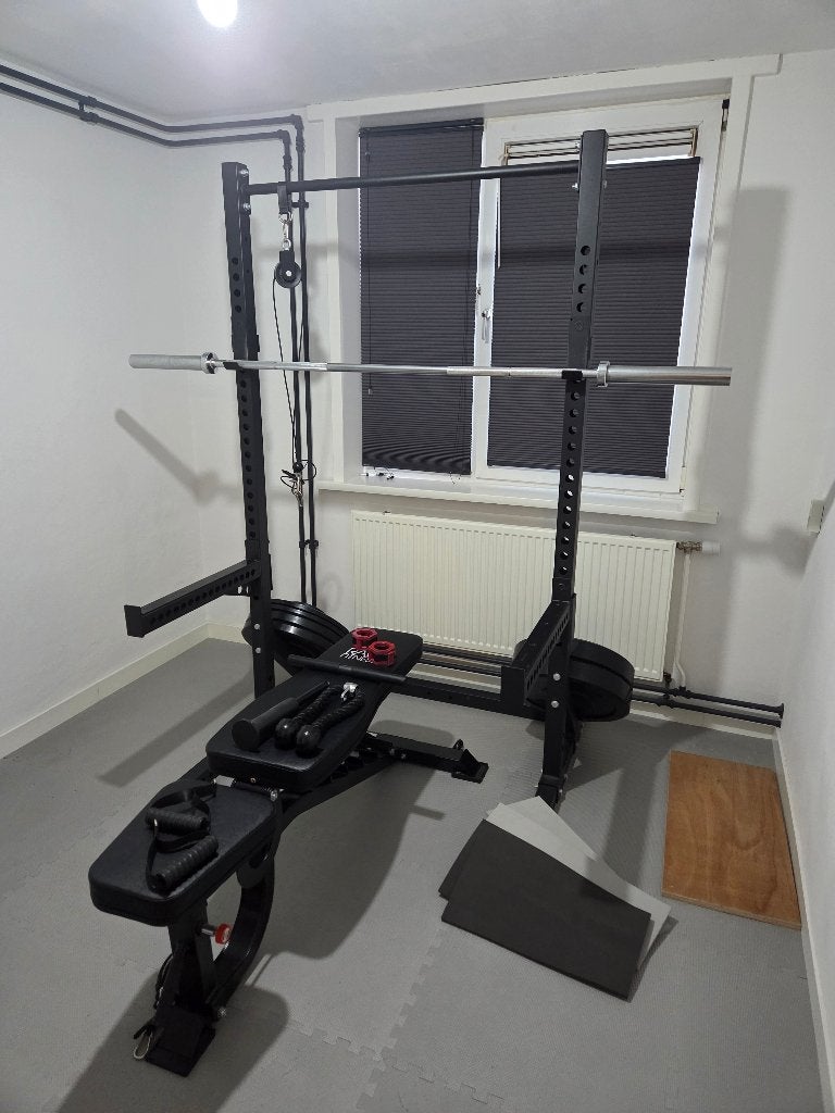 Gymapparatuur - Met o.a. Squat rack, Halterbank, etc., Ophalen, Zo goed als nieuw, Benen, Krachtstation