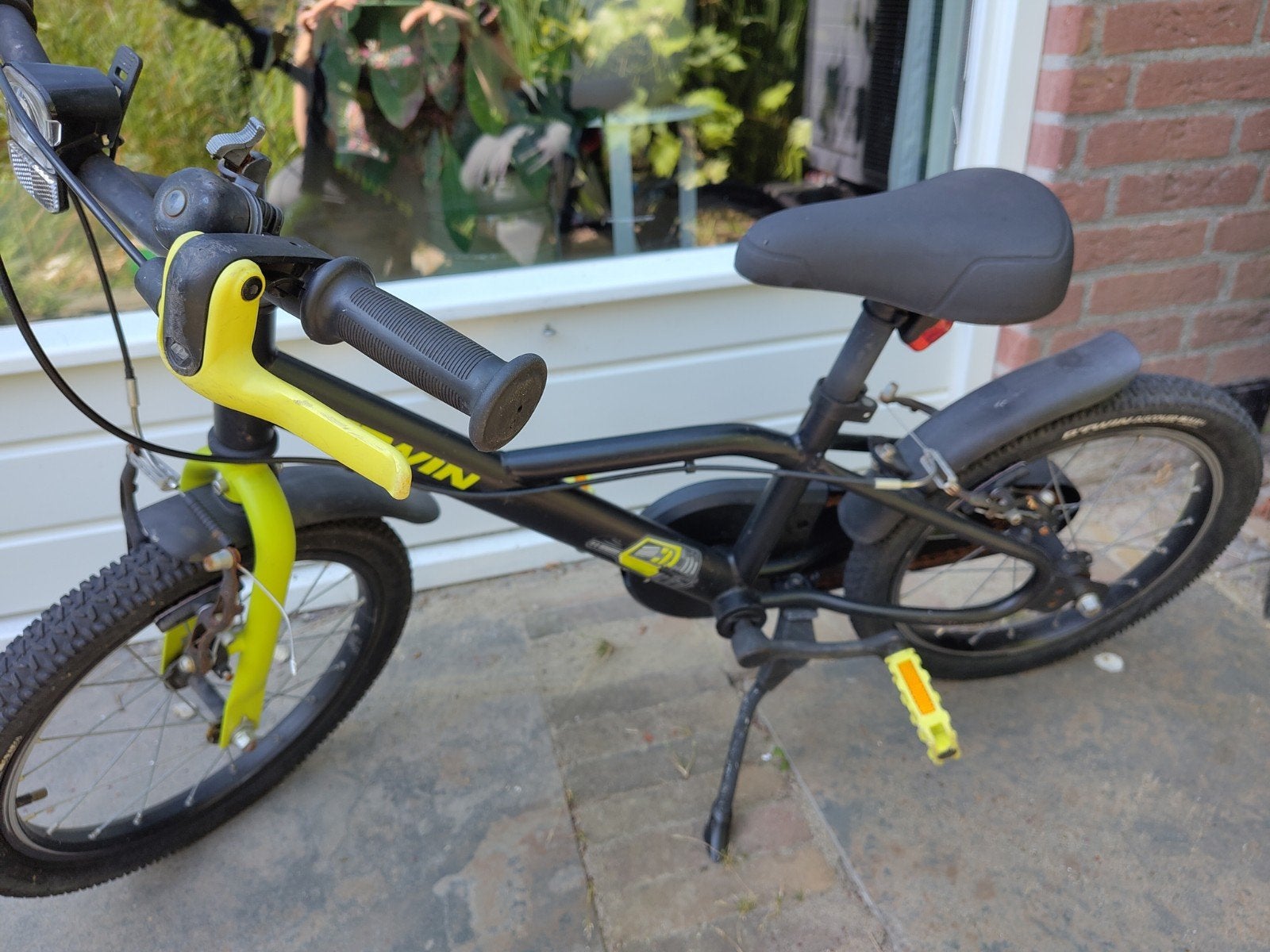 B'Twin Dark Hero 500 kinderfiets 16 inch (zwart/geel), Ophalen, Velgrem, B'Twin, 16 tot 20 inch