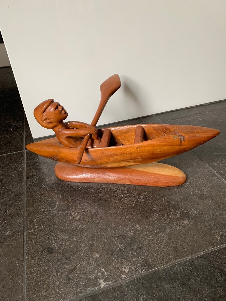 Houten sculptuur handgemaakt figuur in kano met peddel, Antiek en Kunst, Overige onderwerpen, Houtsnijwerk, Geglazuurd, Ophalen of Verzenden