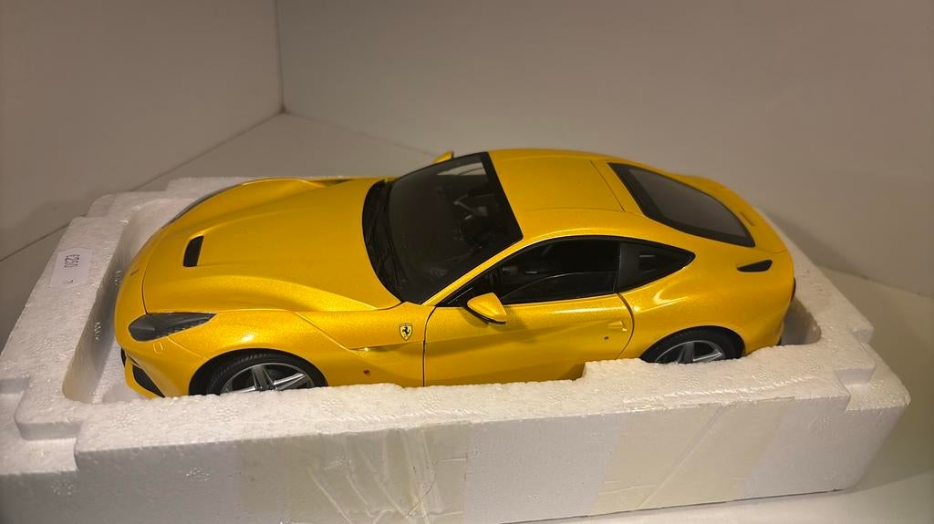 Ferrari f12 berlinetta yellow hot wheels elite 1.18, Ophalen of Verzenden, Hot Wheels, A, A