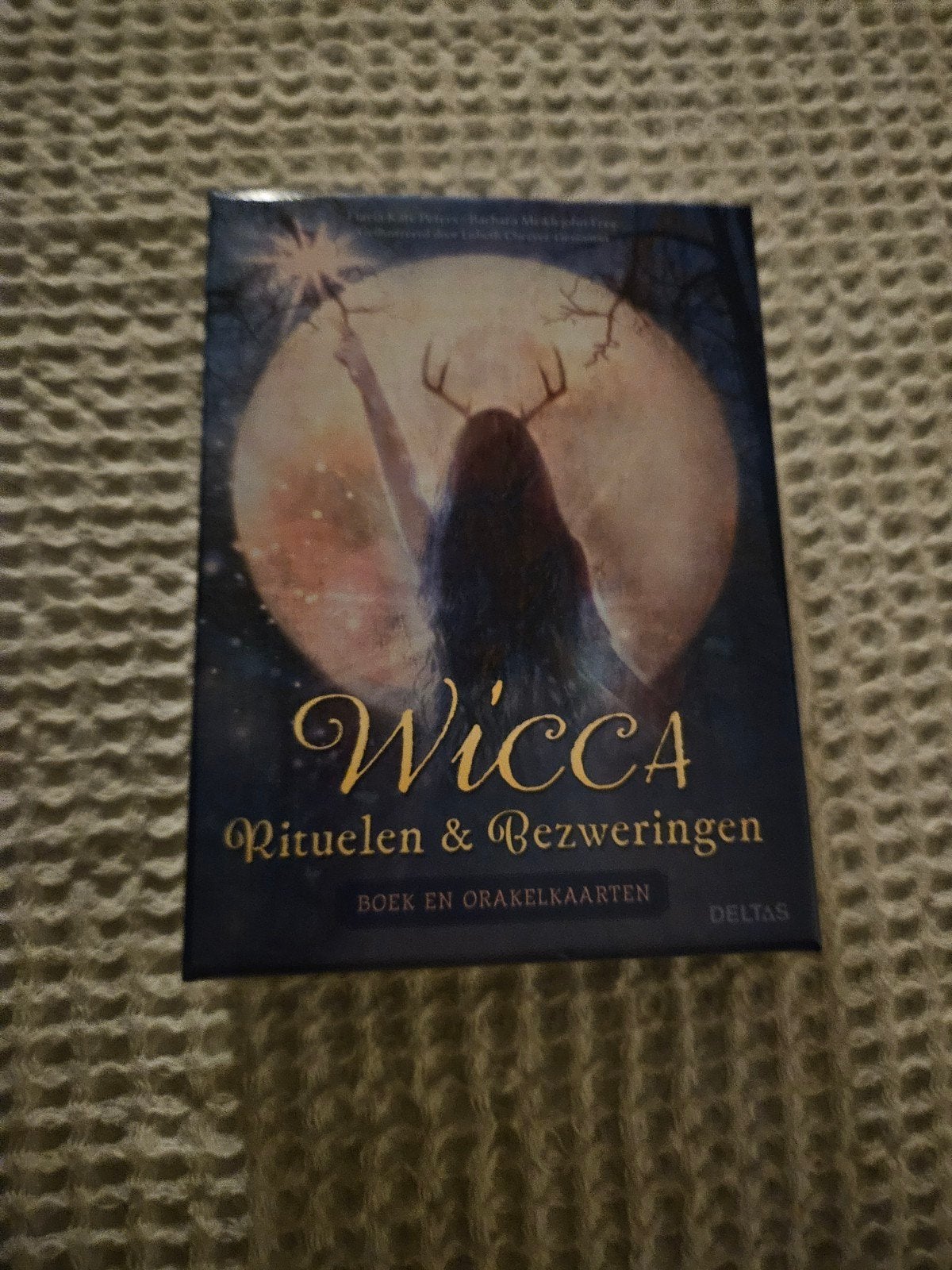 Wicca: Rituelen & Bezweringen - Boek en Orakelkaarten, Achtergrond en Informatie, Spiritualiteit algemeen, Ophalen of Verzenden