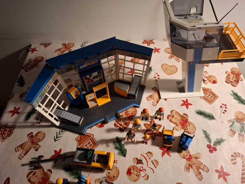 Foto 4 van Playmobil luchthaven met groot vliegtuig, helikopters,  ect.