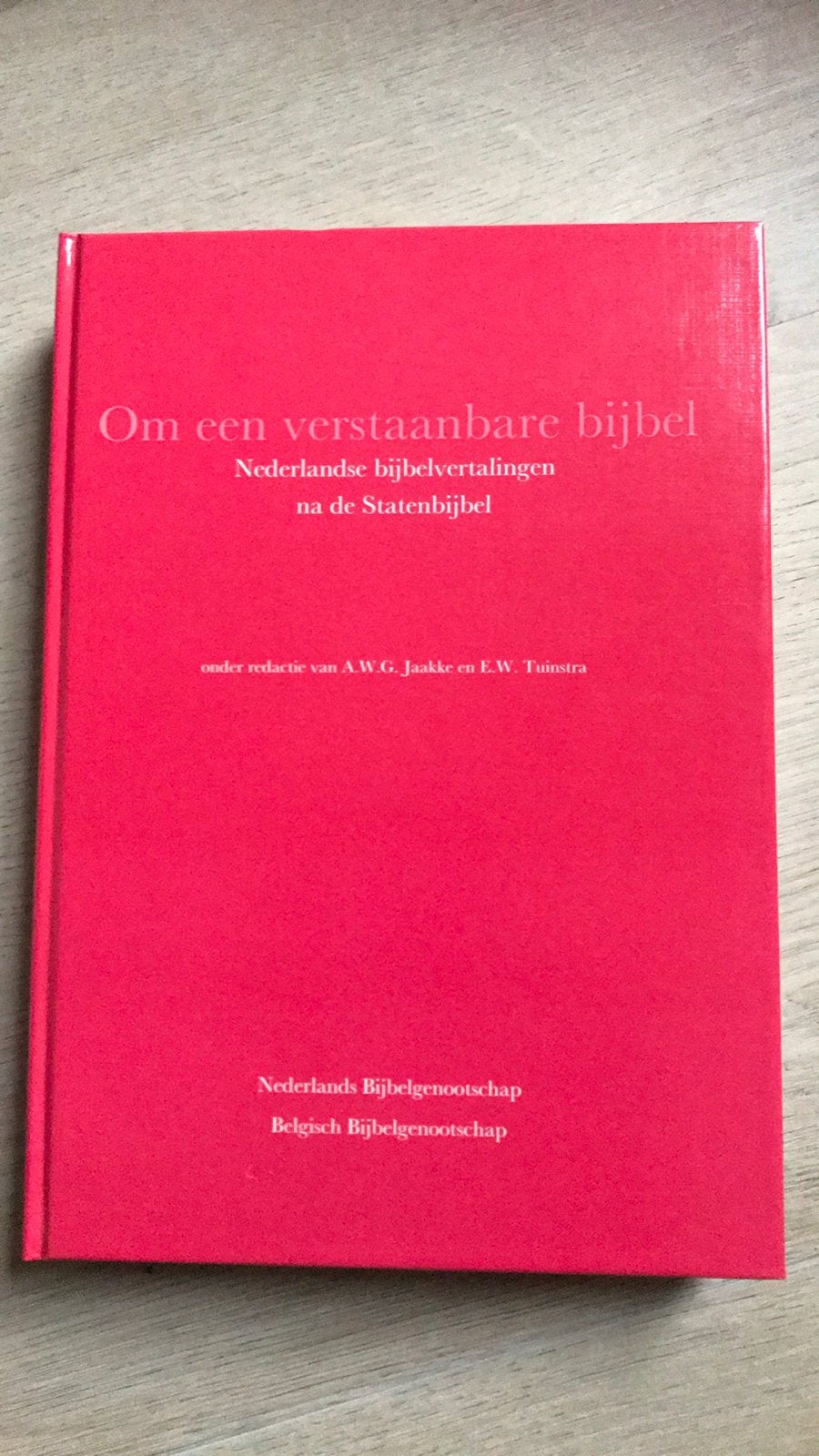 Om een verstaanbare bijbel - Nederlandse Bijbelvertalingen, Ophalen of Verzenden, Zo goed als nieuw, Christendom | Katholiek