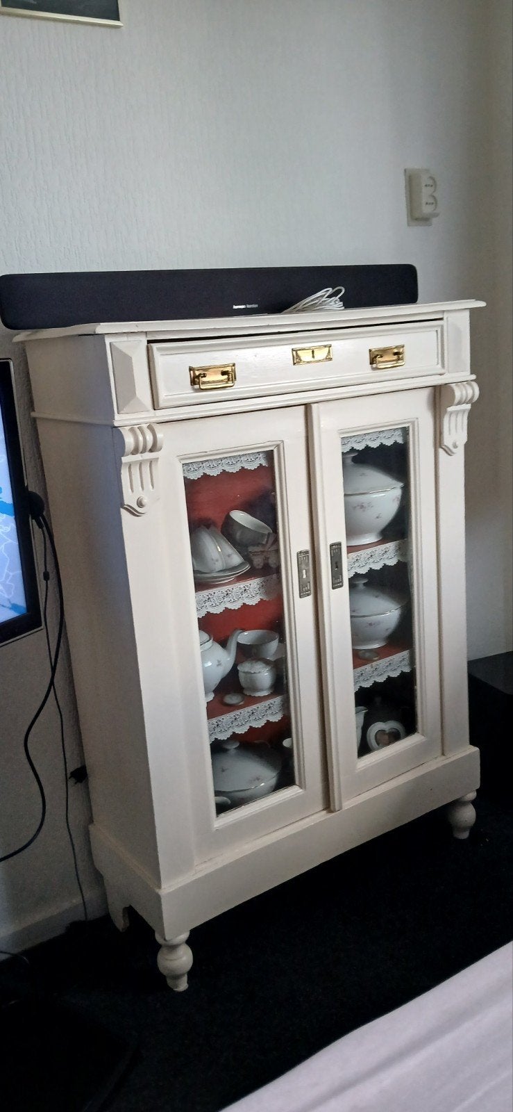 Oud meiden  (  servies  ) kastje., Ophalen