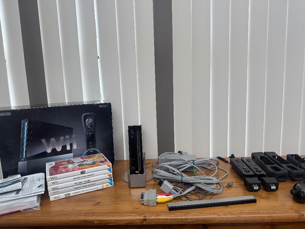 Nintendo Wii + 2 controllers + spellen + accessoires, Ophalen, Zo goed als nieuw, Met 2 controllers, Met stuurtje