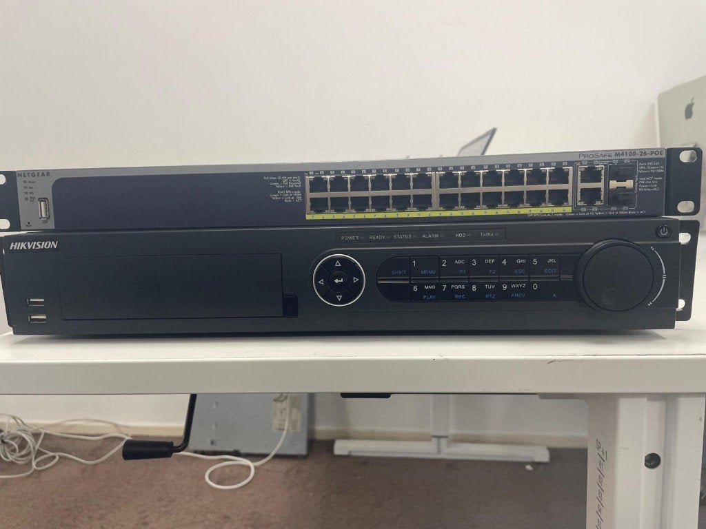 Hikvision 32-ch NVR + 7TB! + 8x Dome + Netgear PoE Switch, Ophalen of Verzenden, Zo goed als nieuw, Binnencamera