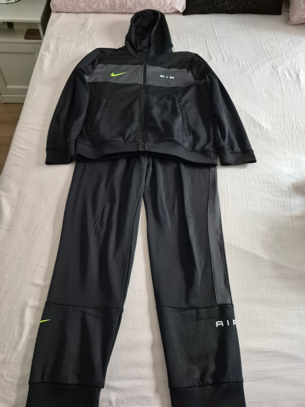 Nike Air Dri-FIT Trainingspak Zwart/Grijs Maat 158-170, Ophalen of Verzenden, Jongen, Sport- of Zwemkleding