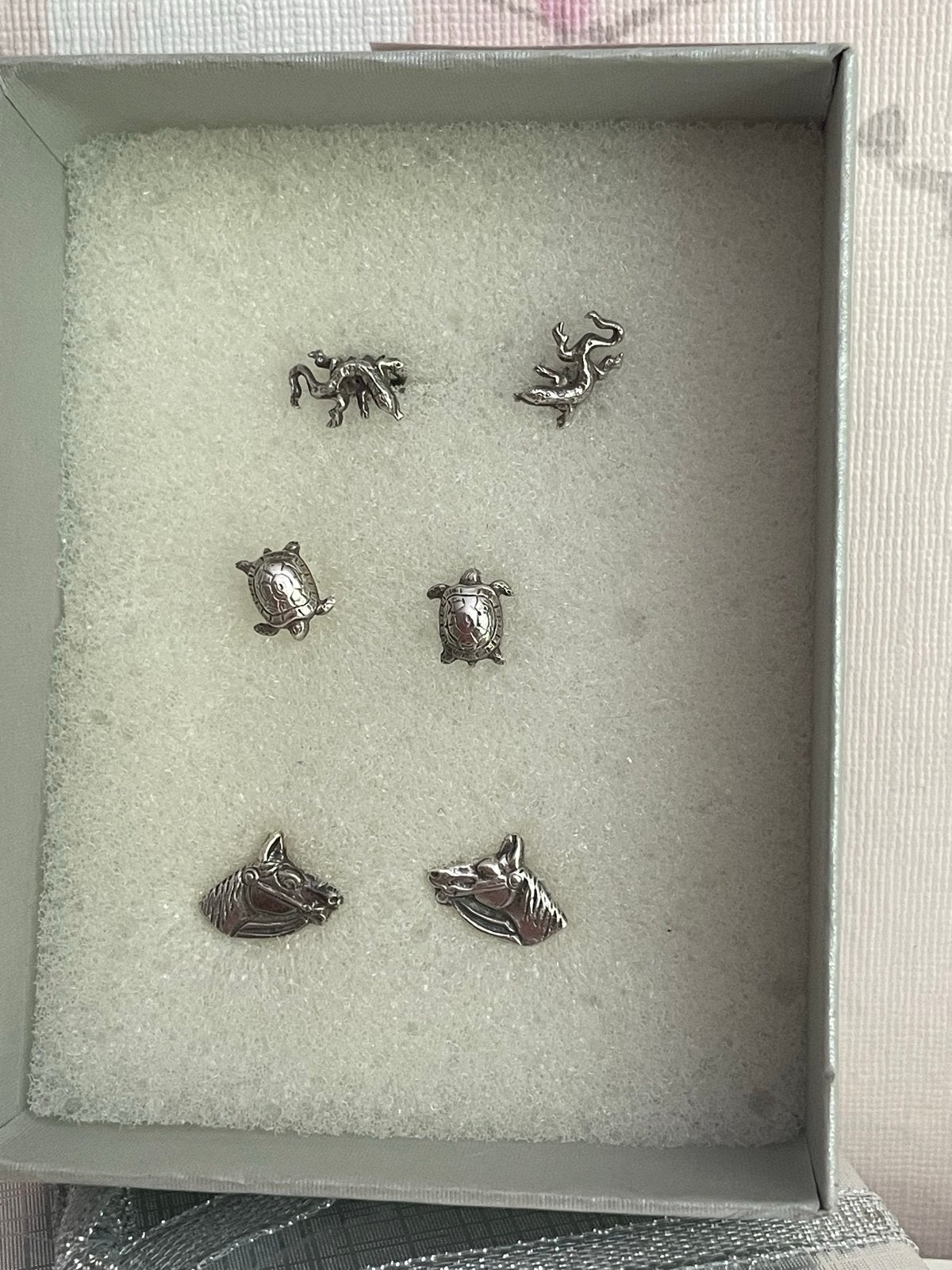 Zilveren oorbellen Paard, Schildpad, Salamander, Ophalen of Verzenden, Gebruikt, Zilver, Knopjes of Stekers