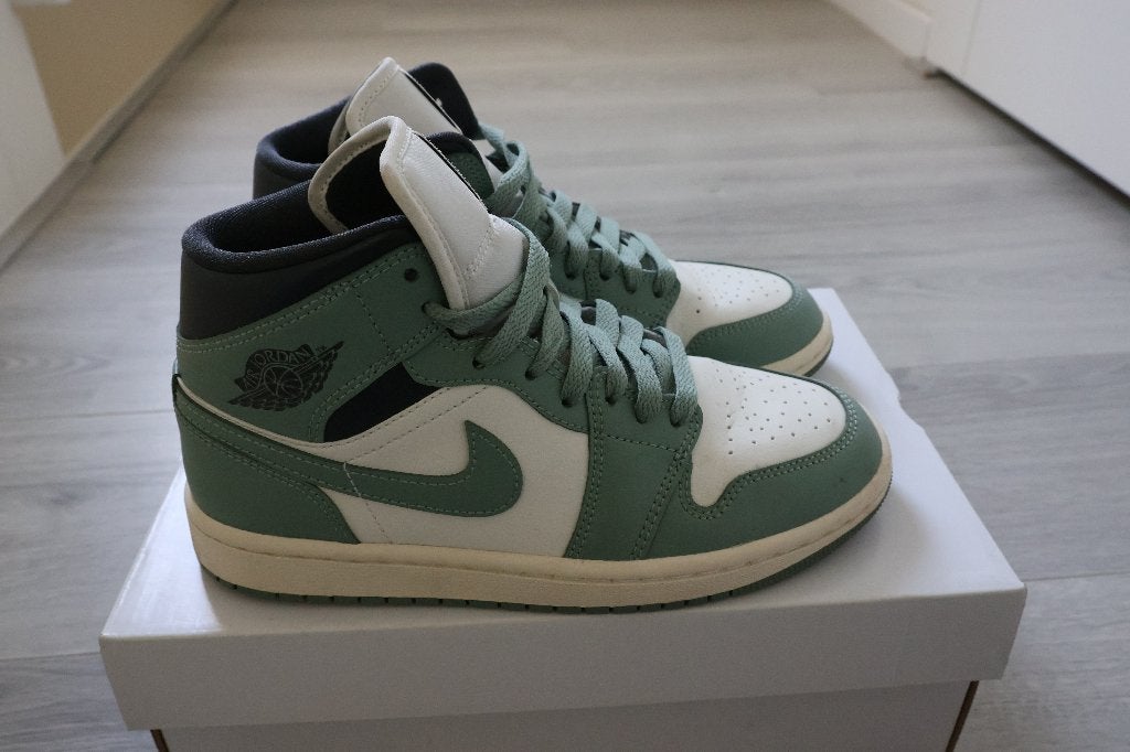 Nieuwstaat! Nike Jordan 1 Mid groen, Ophalen, Jongen of Meisje, Schoenen, Zo goed als nieuw