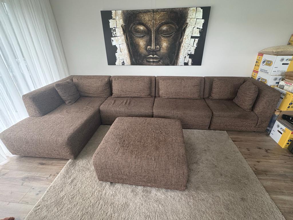 Comfortabele bruine hoekbank met poef, Ophalen, Gebruikt, 100 tot 125 cm, Hoekbank