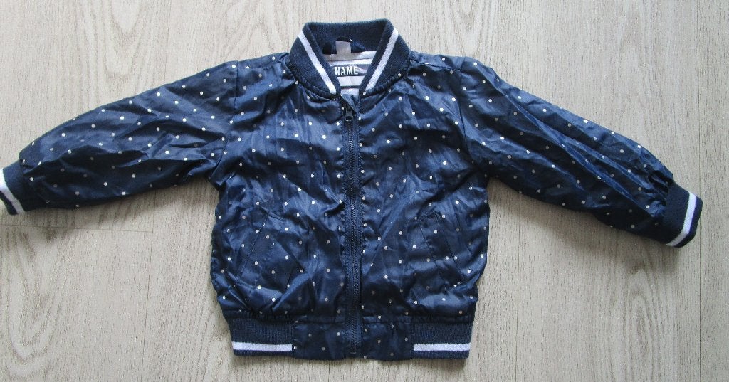 Donkerblauw Bomberjack met Stippen – Maat 80, Meisje, Name it, Ophalen of Verzenden, Zo goed als nieuw