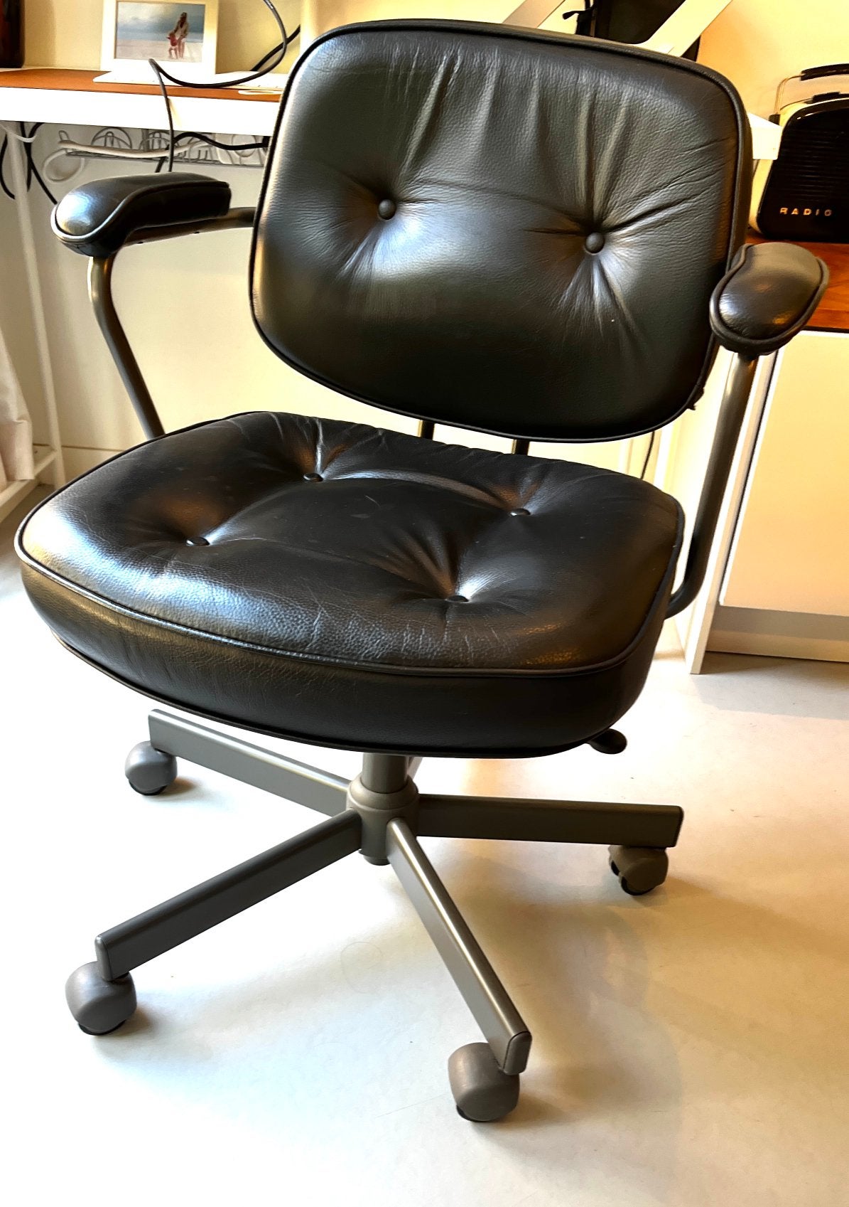 Bureaustoel zwart leer (Ikea ALEFJÄLL), Ophalen, Zo goed als nieuw, Zwart