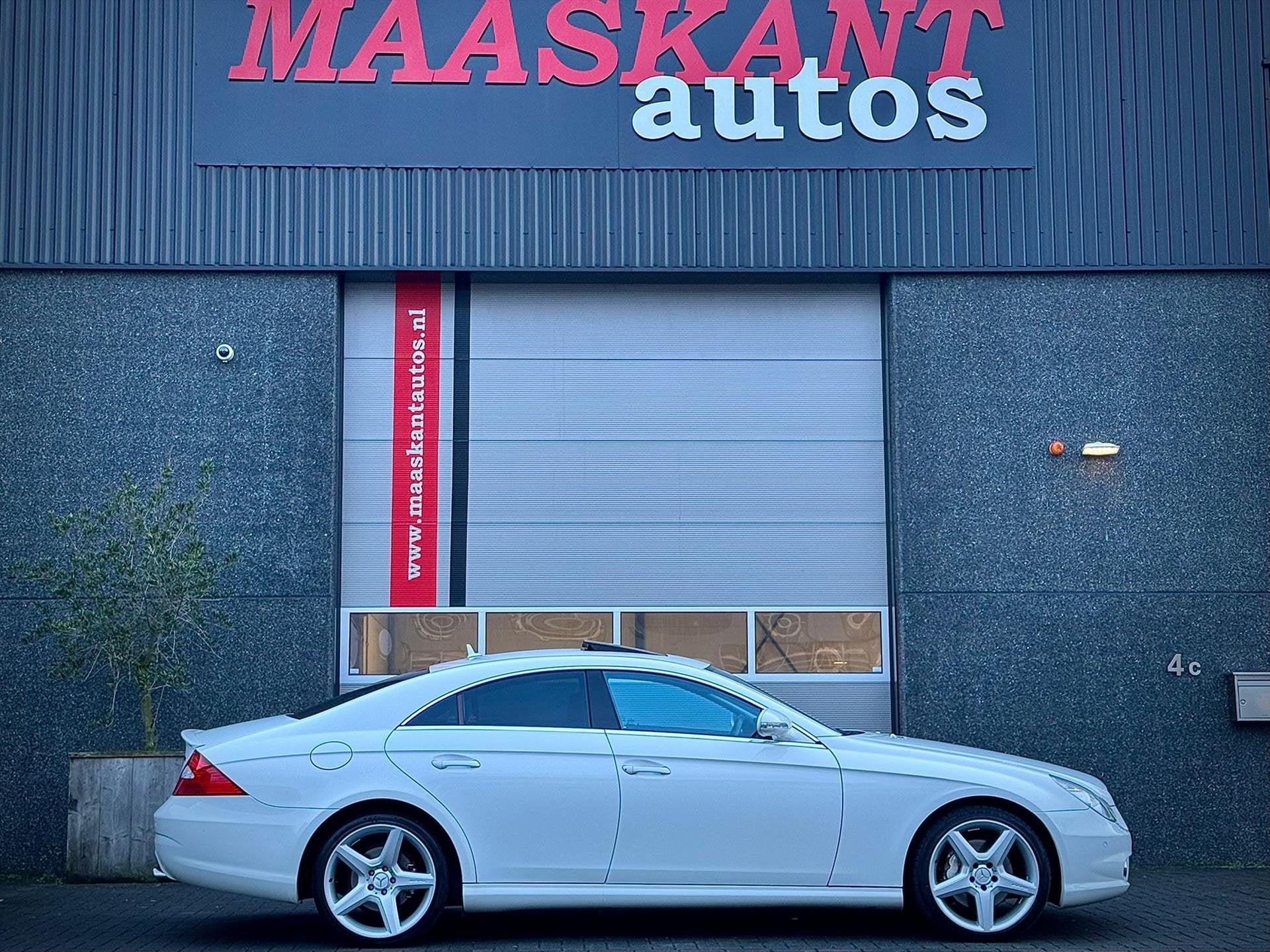 Mercedes CLS 350 Aut / Amg pack / Sunroof / Just serviced /, Auto's, Automaat, Automatische klimaatregeling, Gebruikt, Zwart
