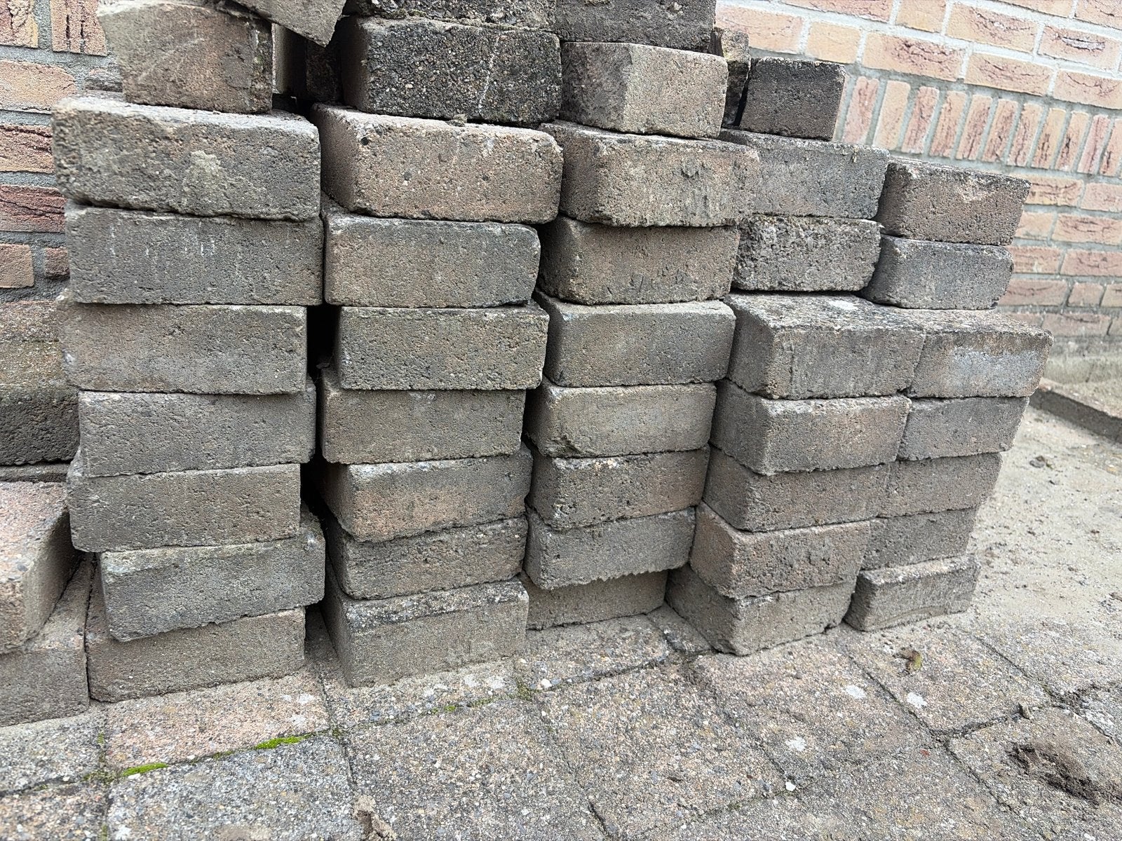 Gebruikte stenen: vierkant 15x15 en rechthoekig 15x5, Tuin en Terras, Ophalen of Verzenden, Gebruikt, Beton, Klinkers