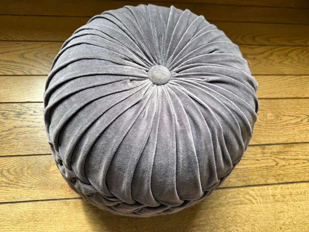 Grijze poef, stoer en sober design, Minder dan 50 cm, Rond, Ophalen of Verzenden, Zo goed als nieuw