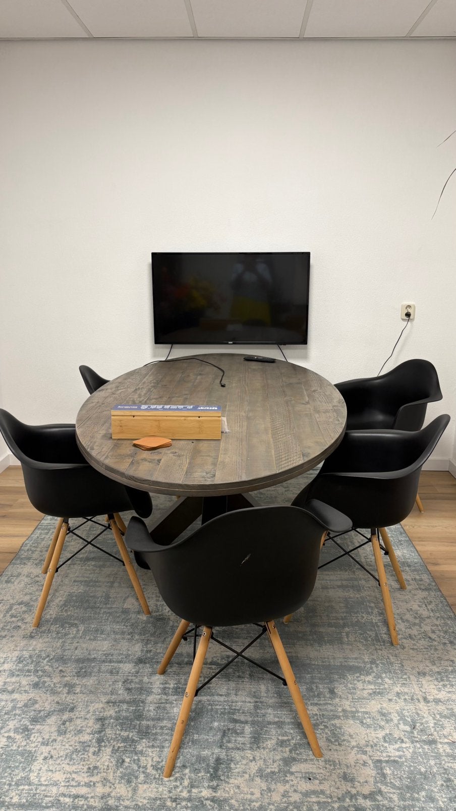 Houten tafel met zwarte stalen poot en stoelen, Ophalen, Gebruikt, 50 tot 100 cm, 150 tot 200 cm