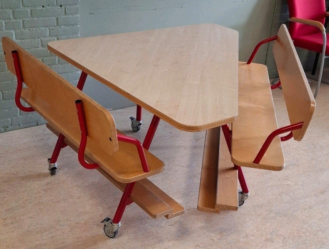 2 stuks Verrijdbare driehoektafel met 2 bankjes bijna gratis, Ophalen, Gebruikt