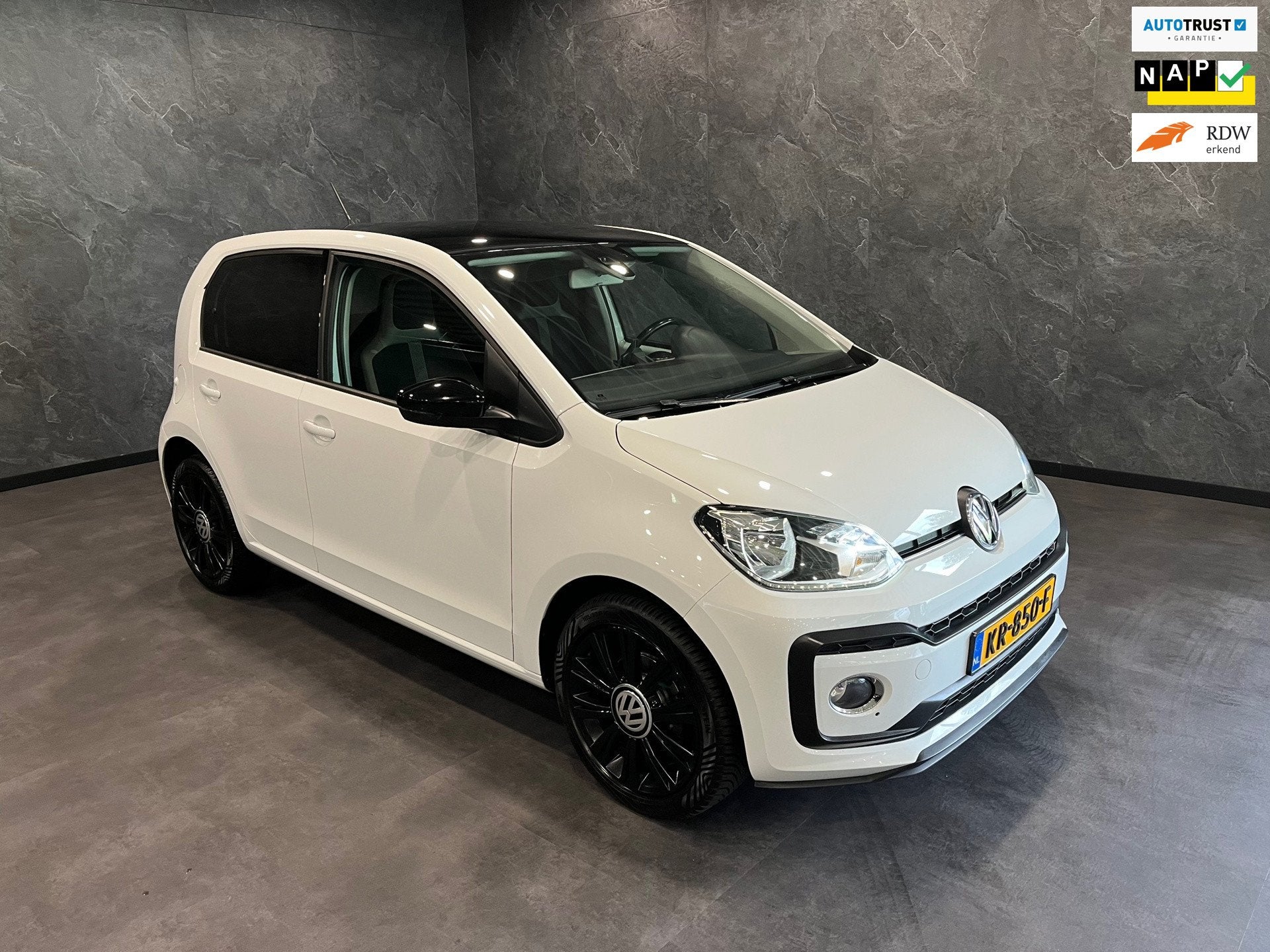 Volkswagen Up! 1.0 TSI 90PK BMT high up! FACELIFT CAMERA NAP, Auto's, Voorwielaandrijving, Dealer onderhouden, Gebruikt, 4 stoelen