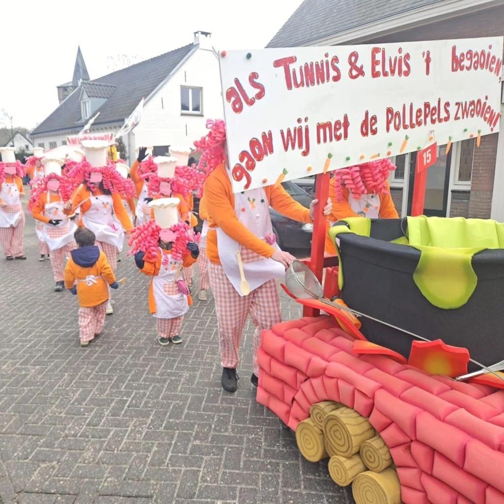 Carnavalspakken loopgroep -  oranje kokspakken - totaal 47x, Ophalen, Zo goed als nieuw, Carnaval, Kleding