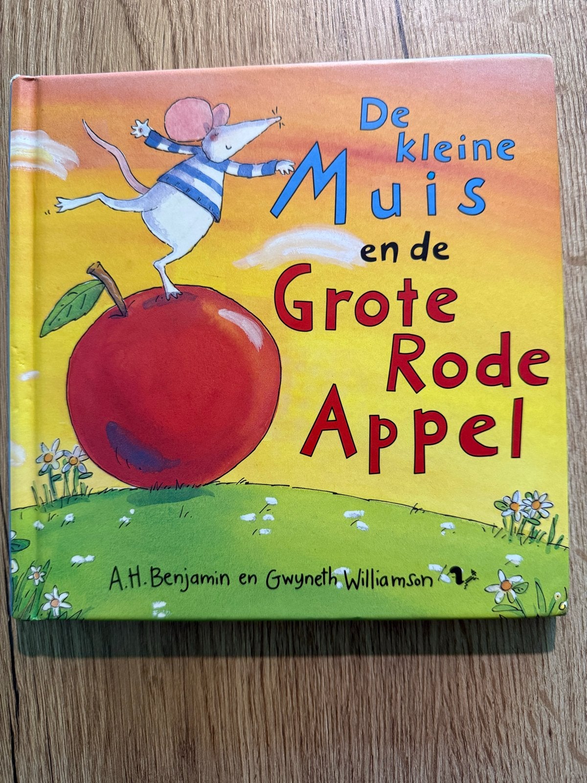 De kleine muis en de grote rode appel - Voorleesboek, Boeken, Gelezen, Fictie algemeen, Jongen of Meisje, Ophalen of Verzenden