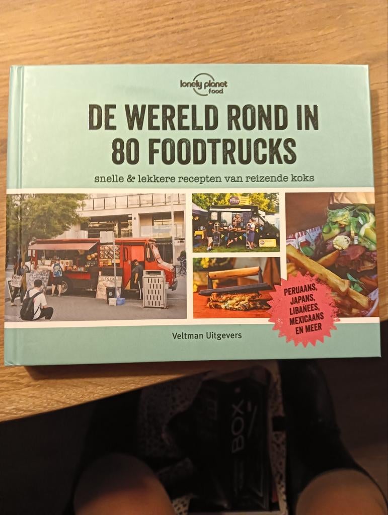 De Wereld Rond in 80 Foodtrucks - Lonely Planet Food, Ophalen of Verzenden, Zo goed als nieuw, Hoofdgerechten, Lonely Planet Food