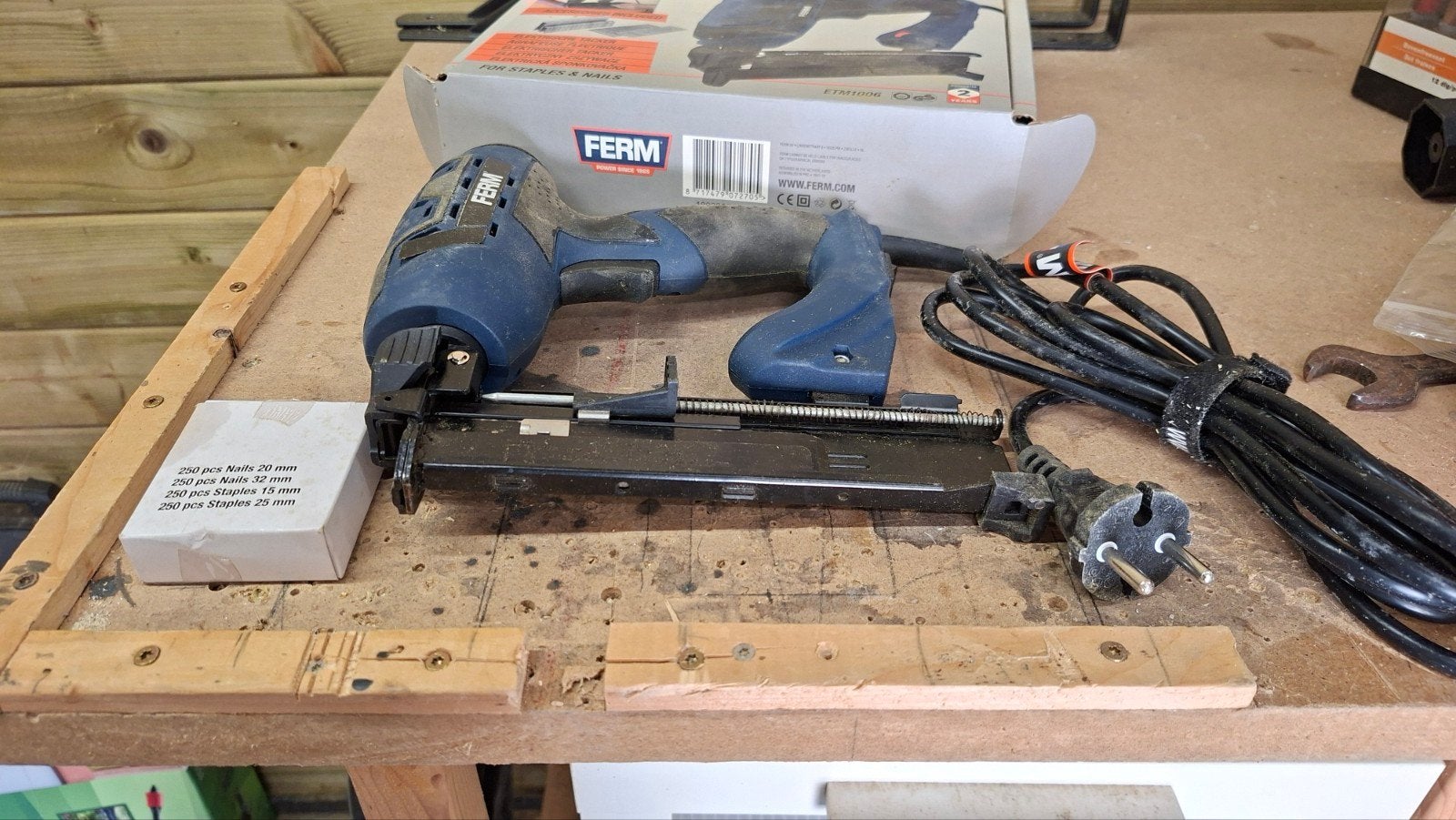 Ferm ETM1006 elektrische tacker, Ophalen, Zo goed als nieuw, Tacker/nietmachine, Ferm