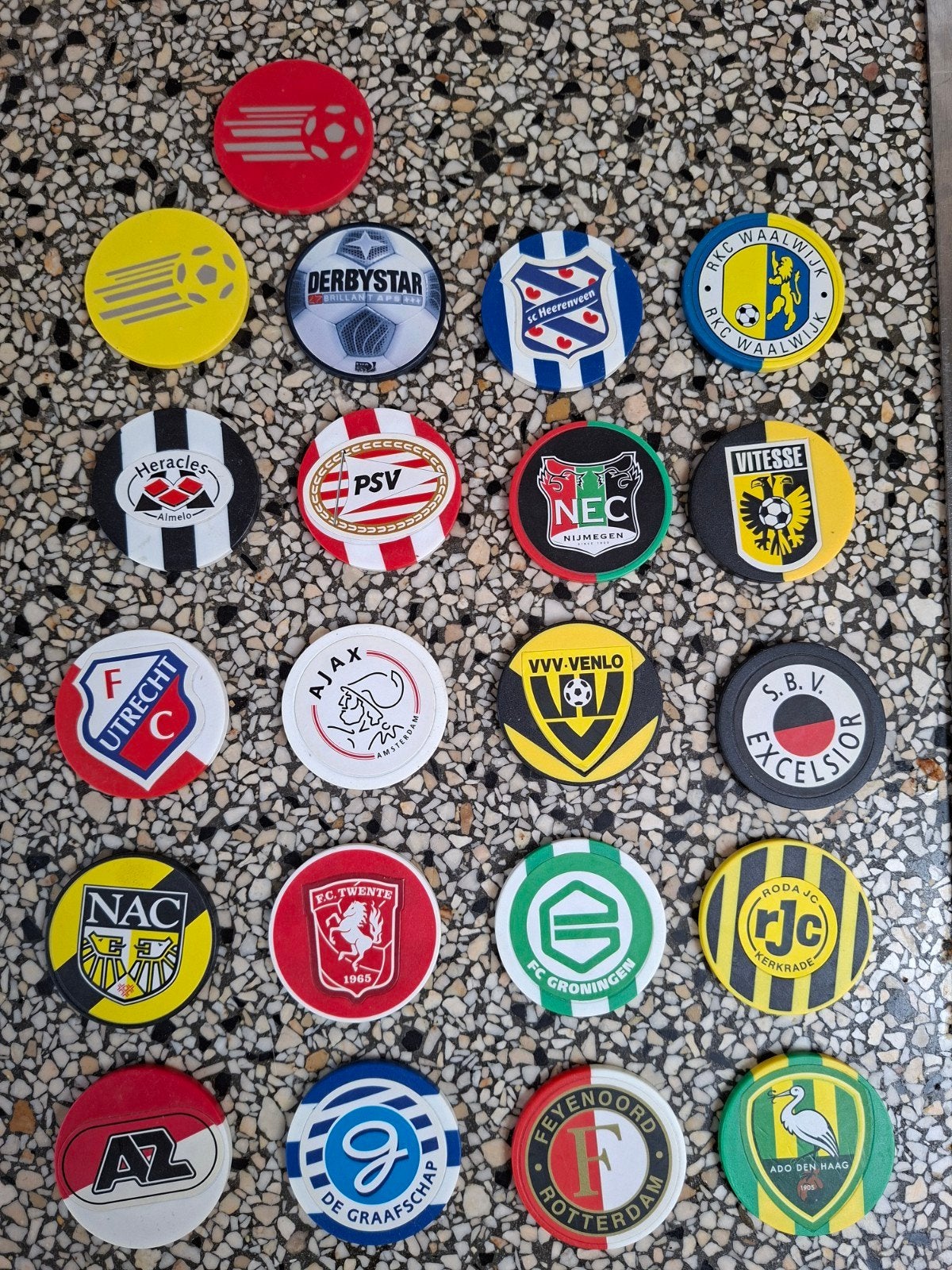 21 poker fiches met logo's van clubs eredivisie 2011, Ophalen of Verzenden, Gebruikt, Overige binnenlandse clubs, Overige typen