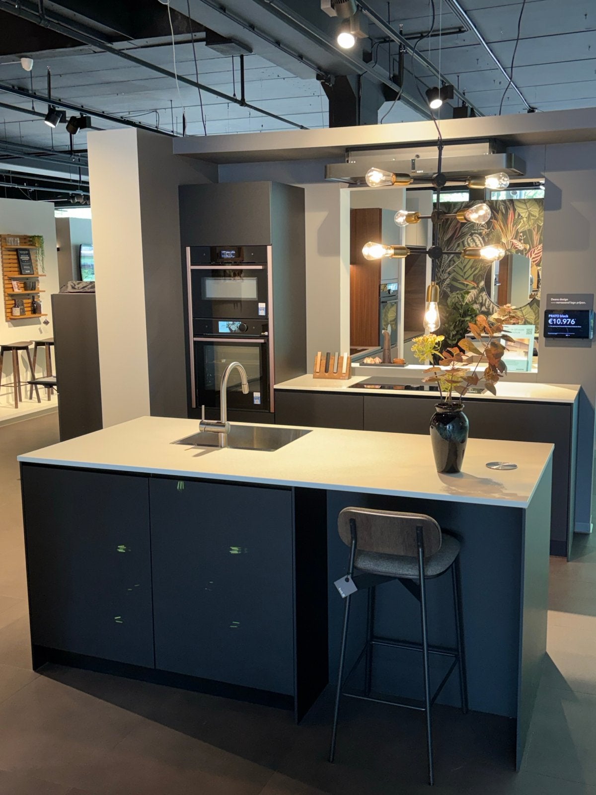 Extra korting: Diverse Kvik showroom keukens, Ophalen, Zwart, Dubbelwandige keuken, Zo goed als nieuw