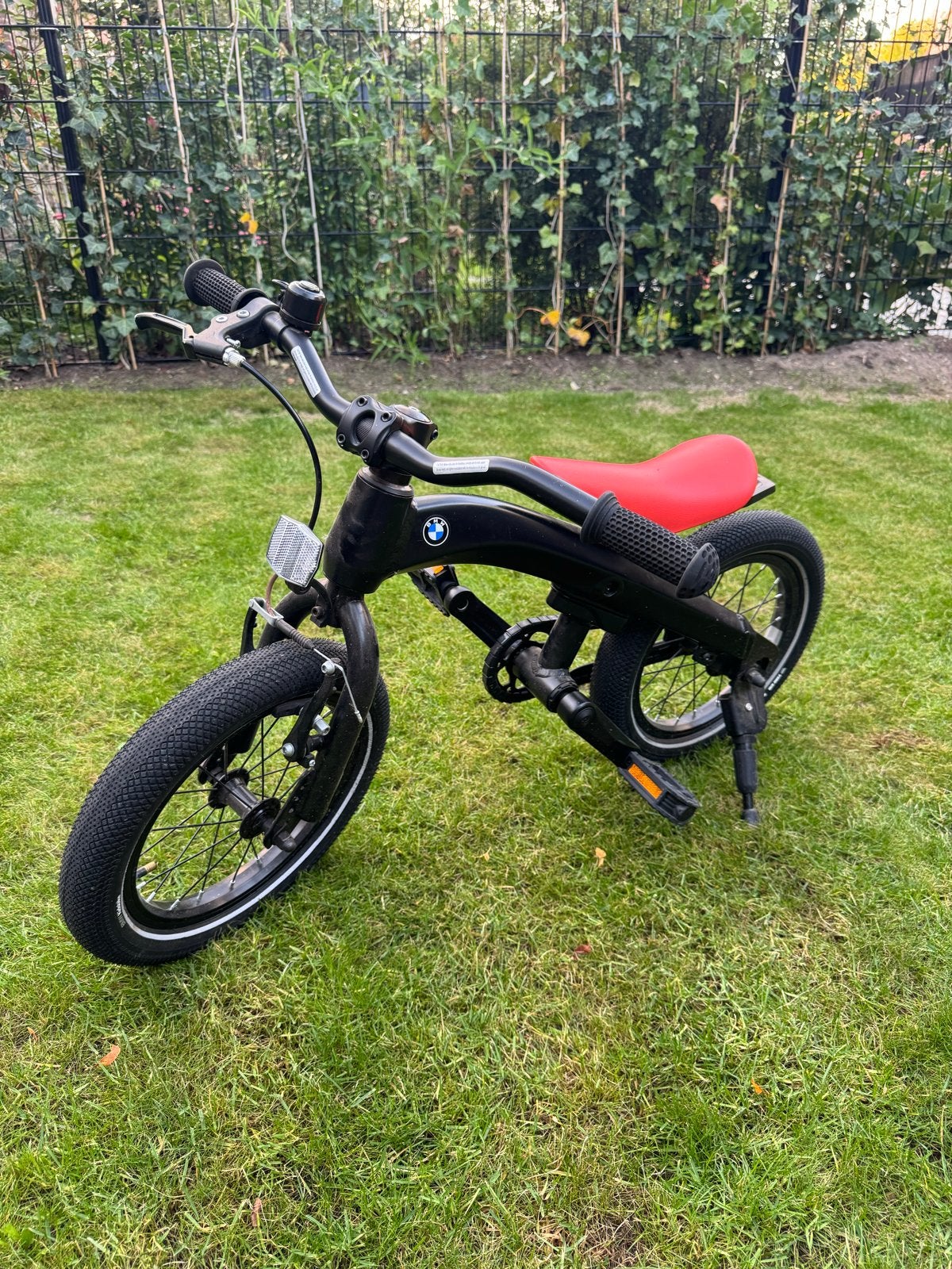 BMW kinderfiets - Zwart met rood zadel, Fietsen en Brommers, Ophalen, Zo goed als nieuw, Velgrem, Minder dan 16 inch