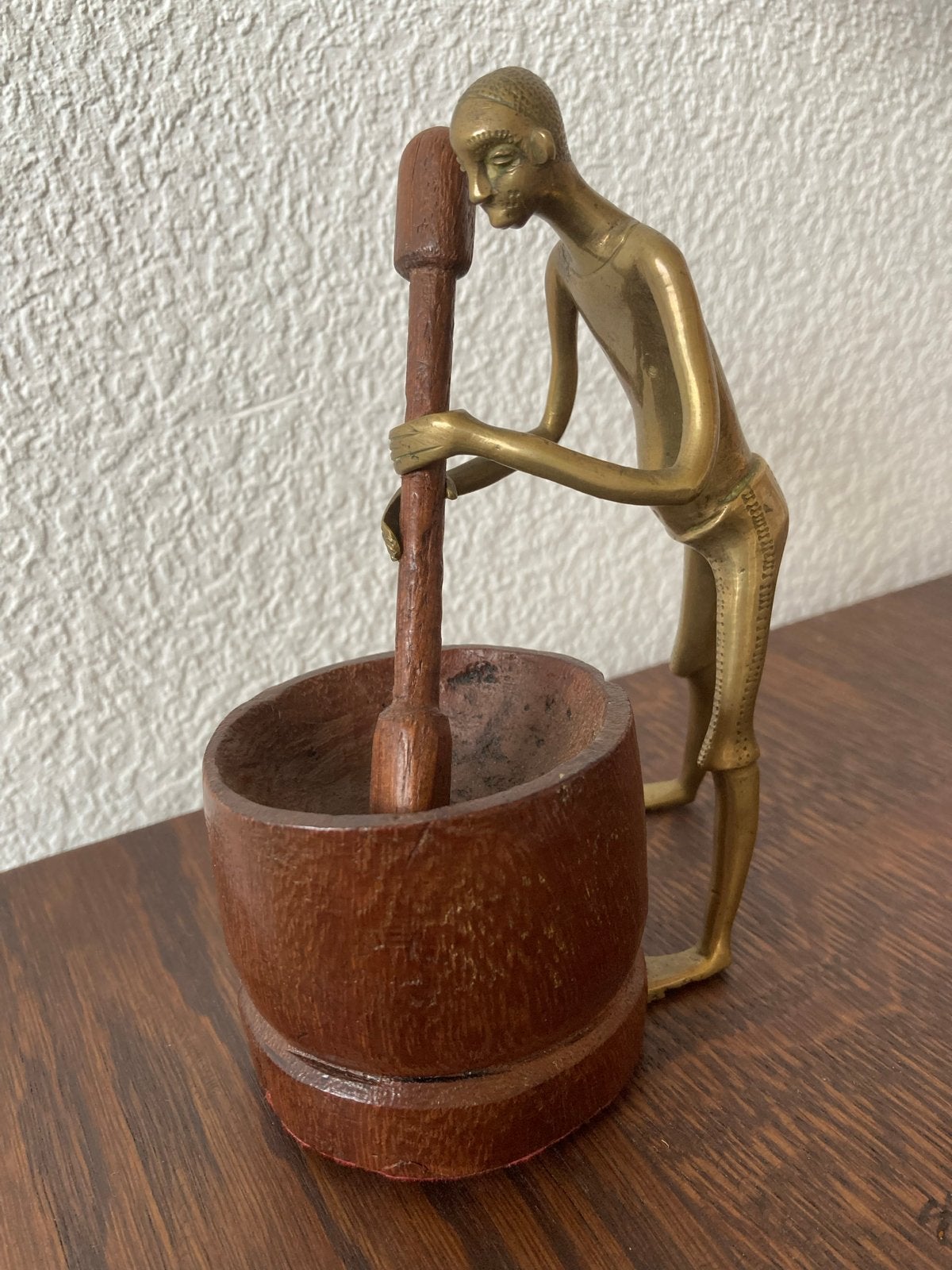 Afrikaans messing beeldje van man met vijzel , 15cm, Antiek en Kunst, Minder dan 20 cm, Ophalen of Verzenden, Handgemaakt, Beeld