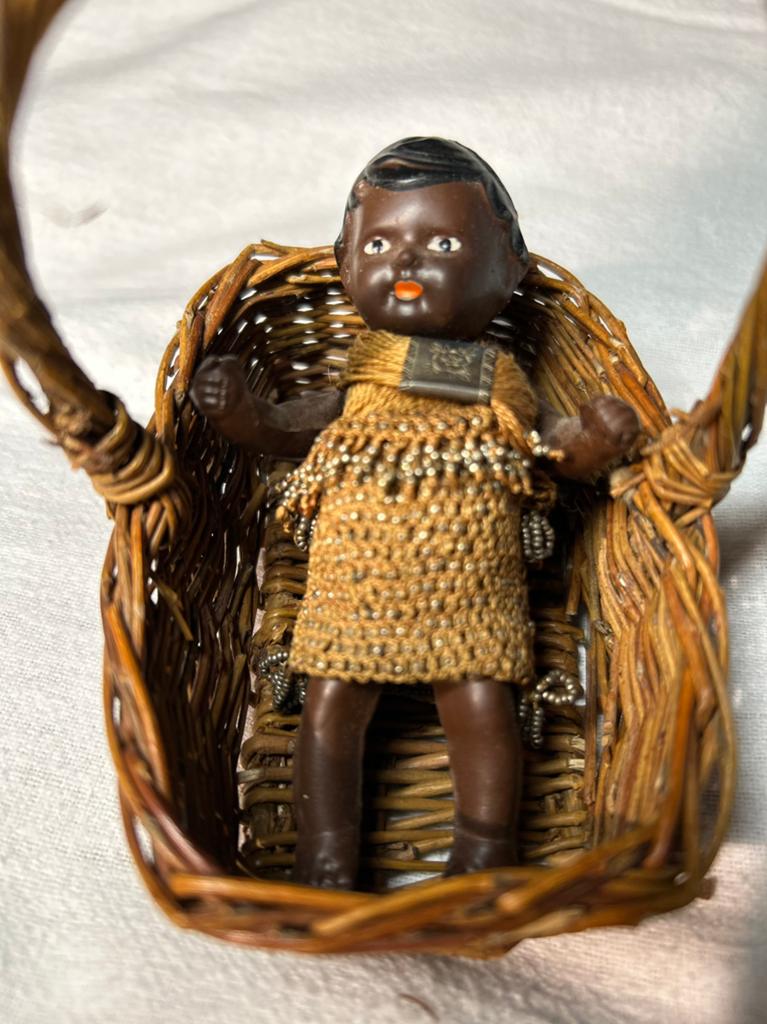 Vintage Donker popje 10,5 cm in mandje, Verzamelen, Poppen, Ophalen of Verzenden, Zo goed als nieuw, X, Pop