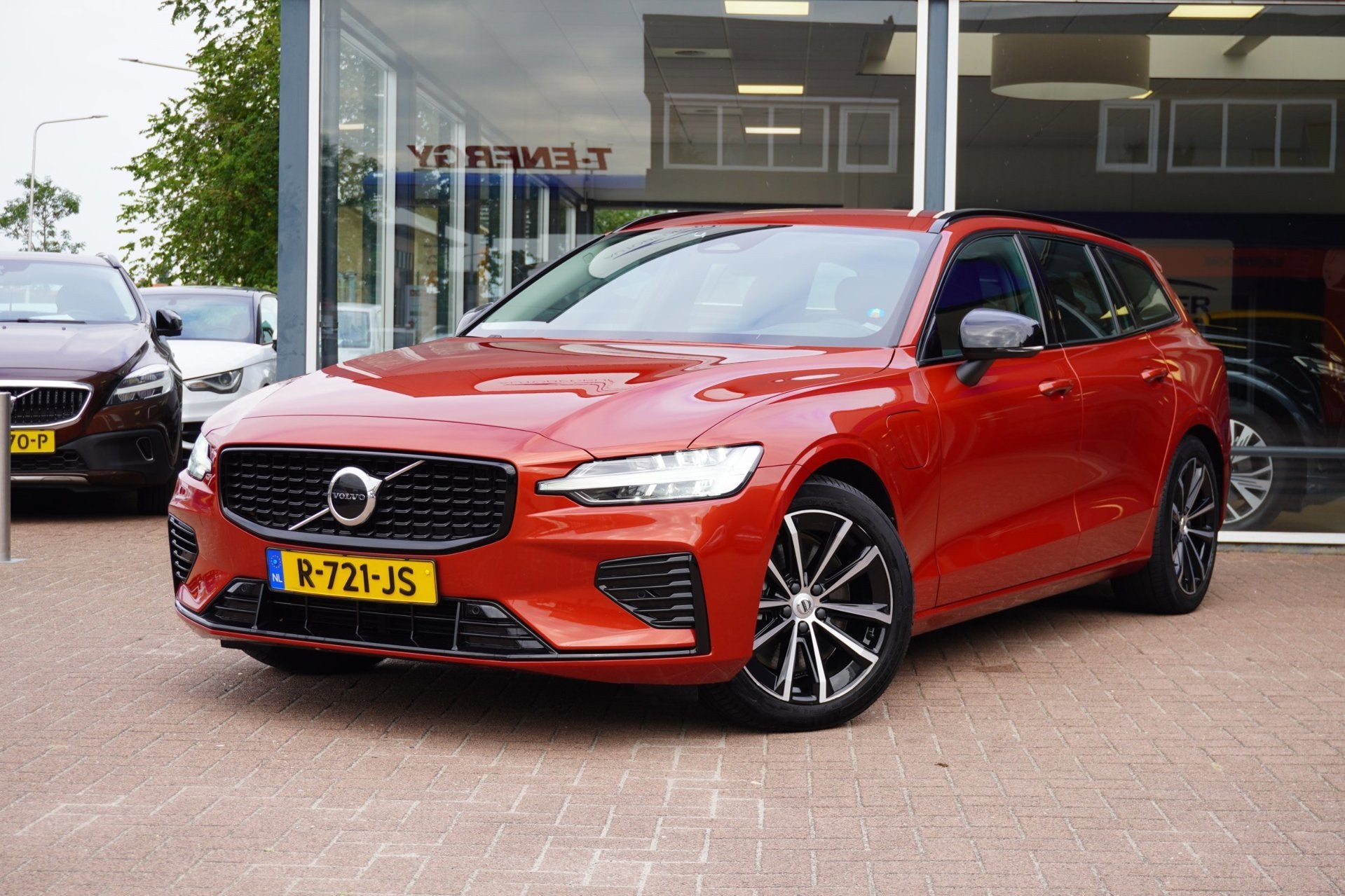 Volvo V60 2.0 T6 Plug-in hybrid AWD Plus Dark | Automaat | 1, Auto's, Dealer onderhouden, Gebruikt, 129 €/maand, Te koop