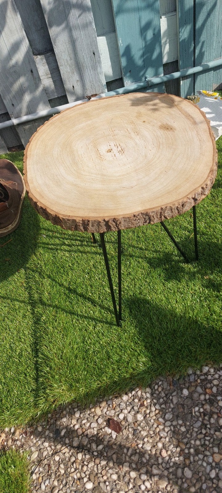 Unieke bijzettafel van boomstam met haarspeldpoten, Huis en Inrichting, Tafels | Bijzettafels, Ophalen, Minder dan 45 cm, Rond