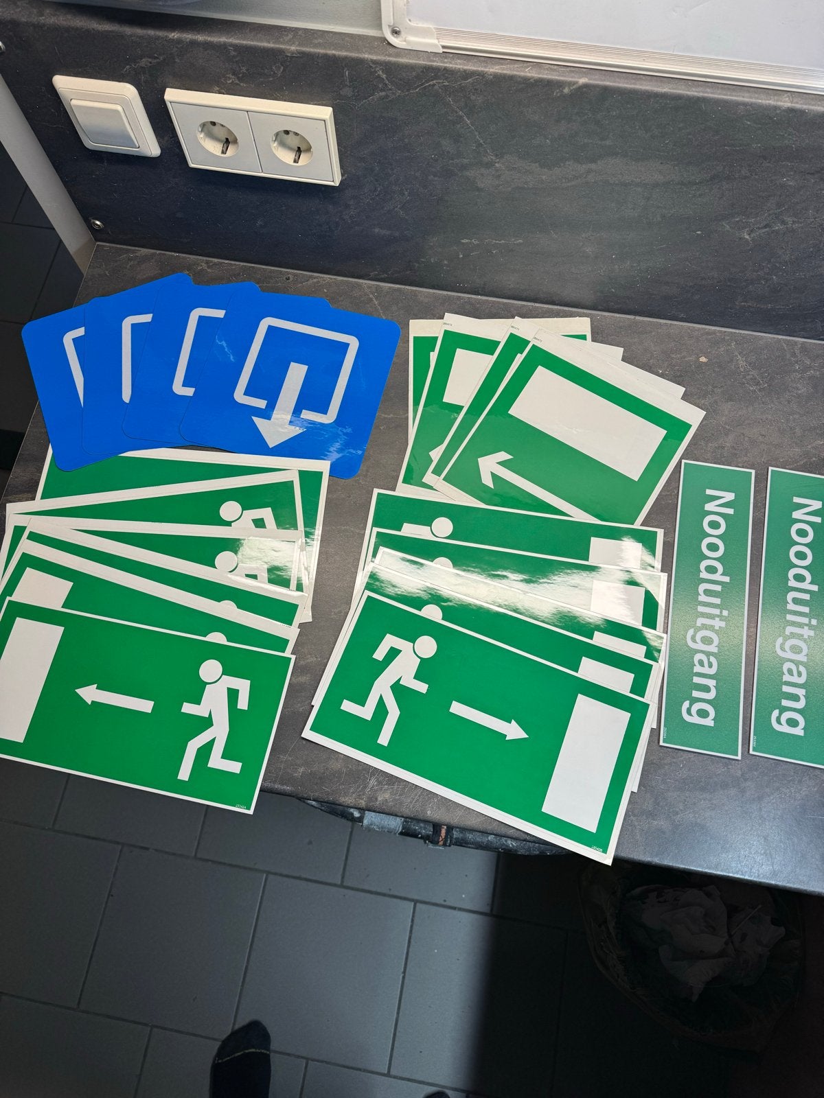 Nooduitgang stickers en borden - Diverse maten en richtingen, Ophalen of Verzenden, Nieuw