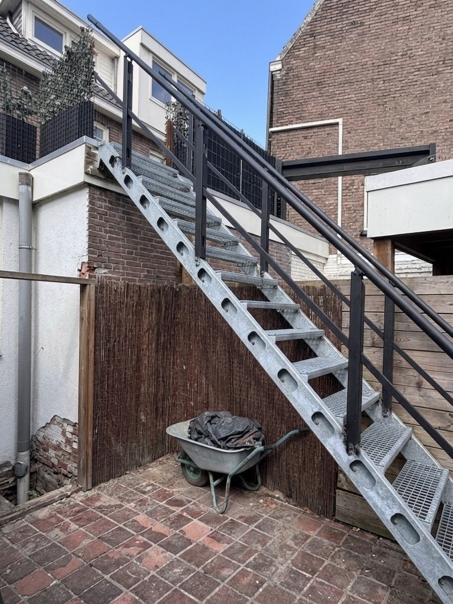Robuuste stalen buitentrap / roostertrap met leuning, Ophalen, Gebruikt, Trap, 2 tot 4 meter
