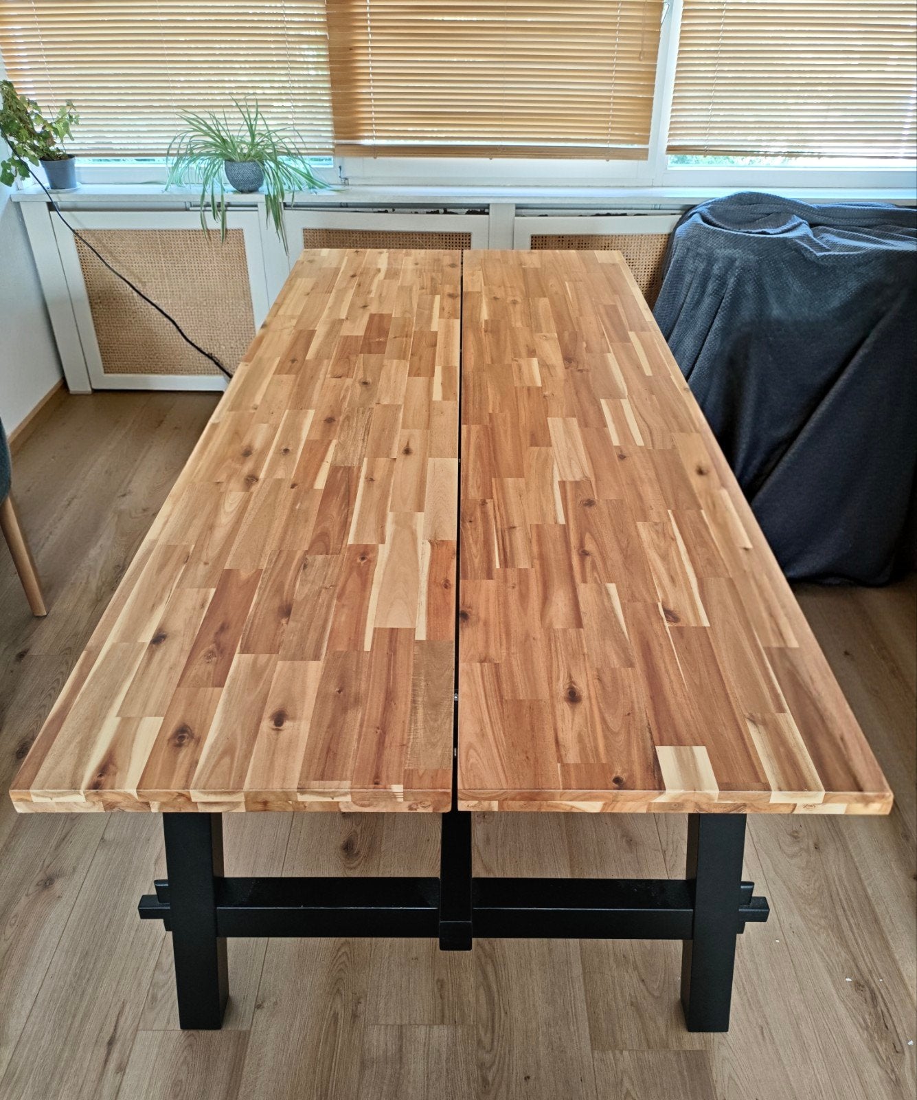 IKEA SKOGSTA Eettafel, acacia/zwart, 235x100 cm, 200 cm of meer, Zo goed als nieuw, Vijf personen of meer, Modern, robuust
