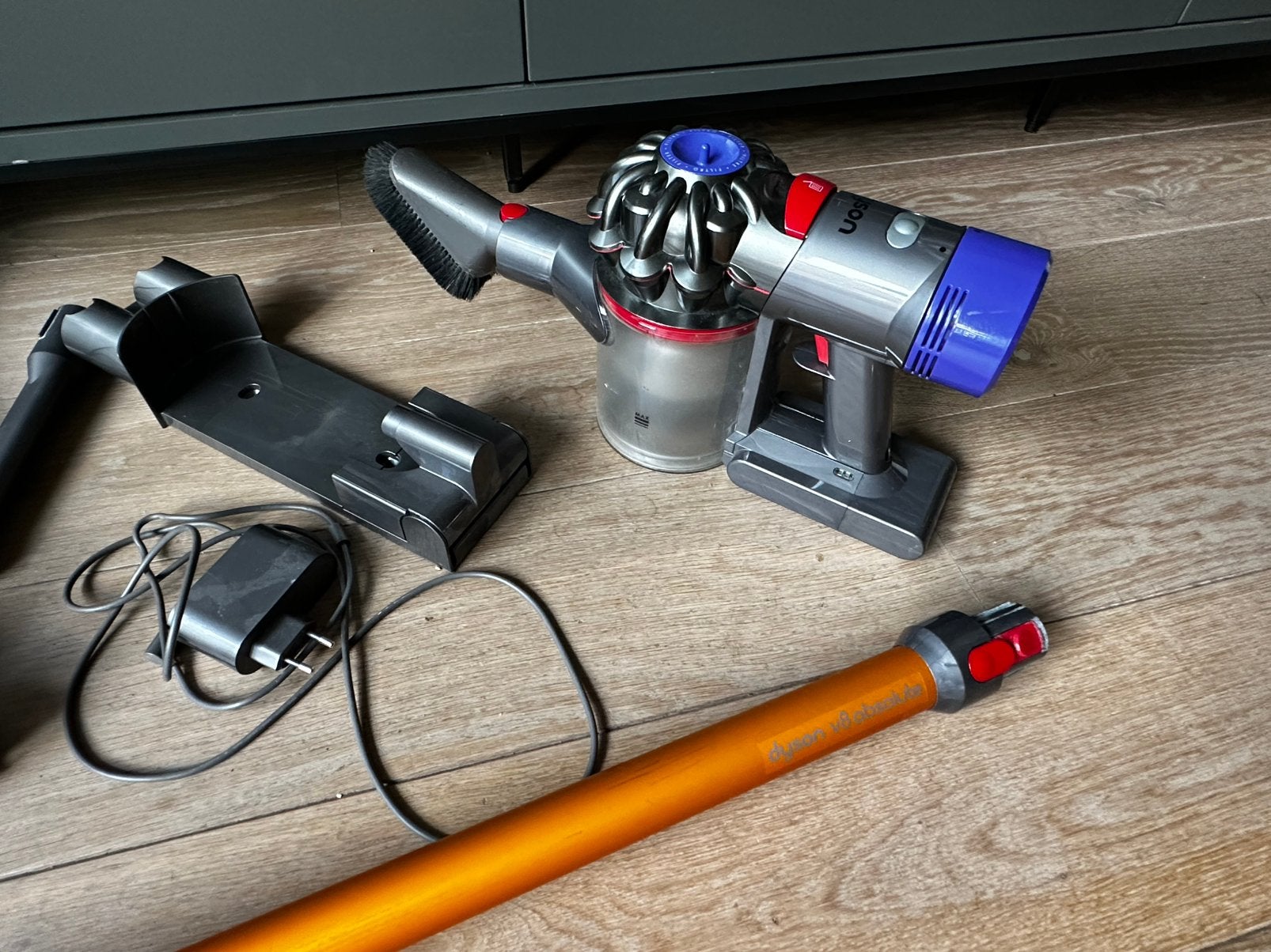 Foto 3 van Dyson V8 absolute met accessoires - accu kapot