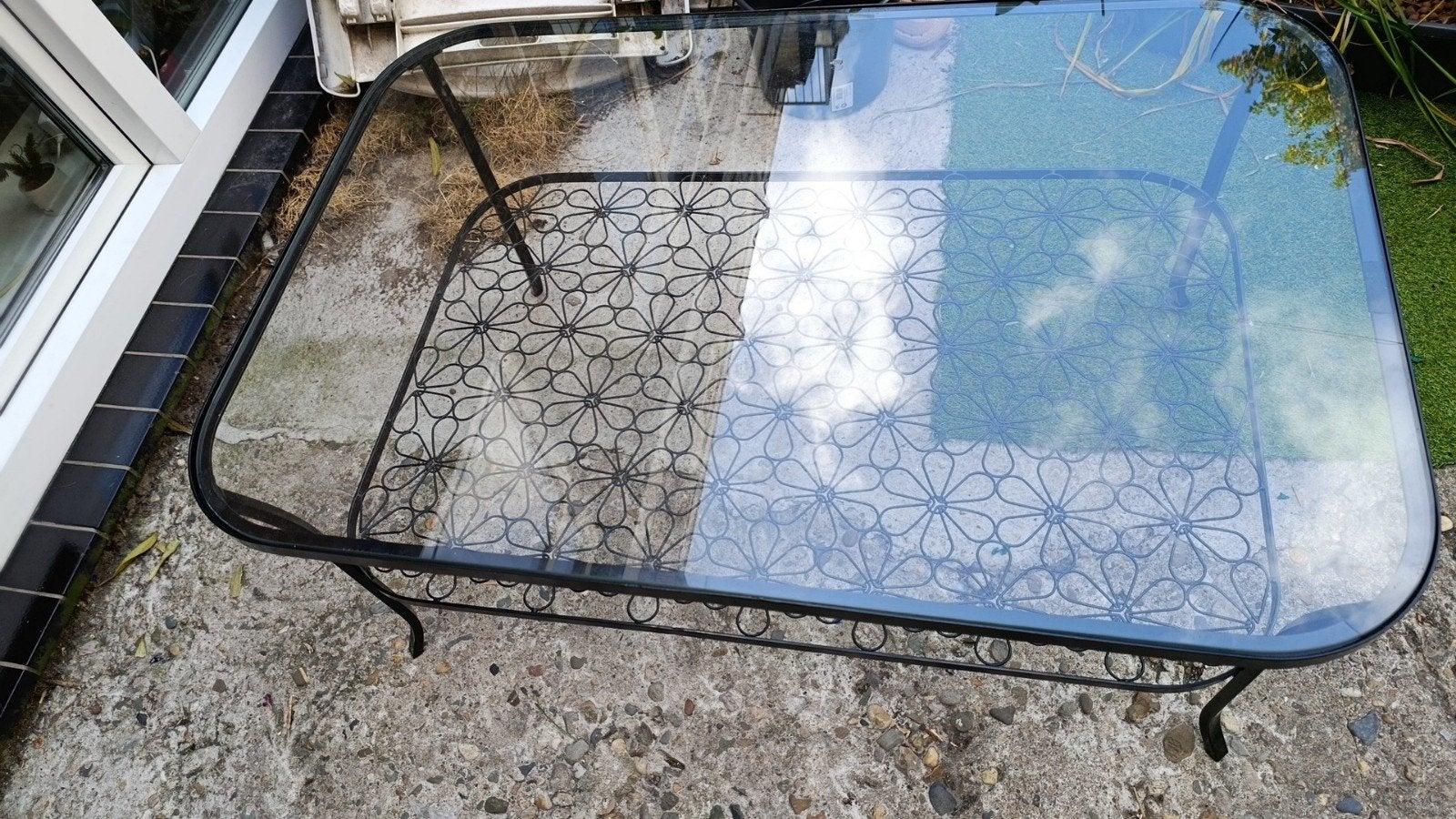 Glazen salontafel met metalen onderstel, Ophalen of Verzenden, Gebruikt, Rechthoekig, Glas