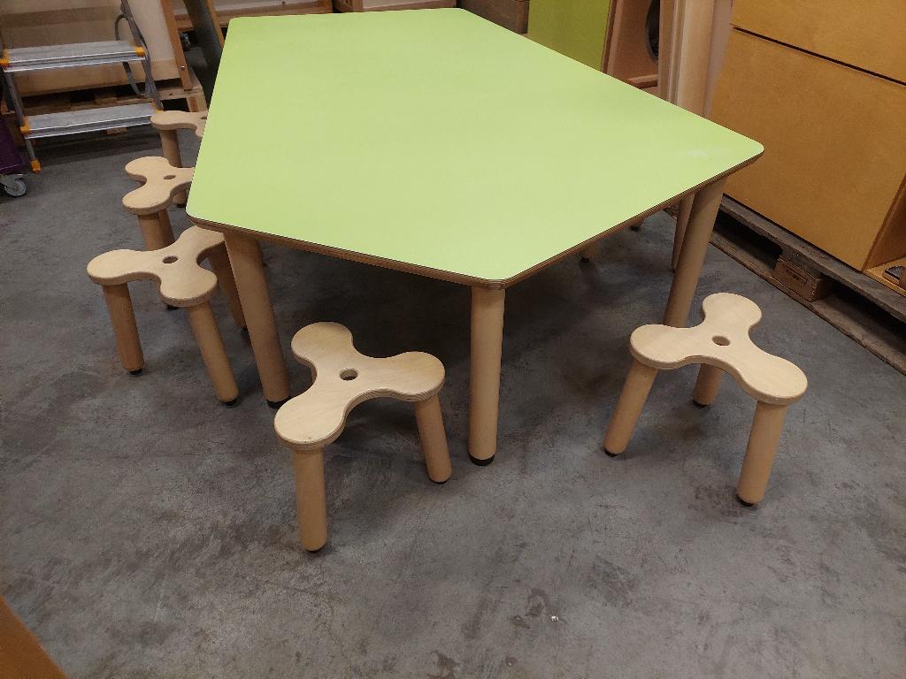 HaBa laagzit: B2 5-hoekige tafel met 7 krukjes / groepstafel, Ophalen of Verzenden, Zo goed als nieuw, Tafel(s) en Stoel(en)