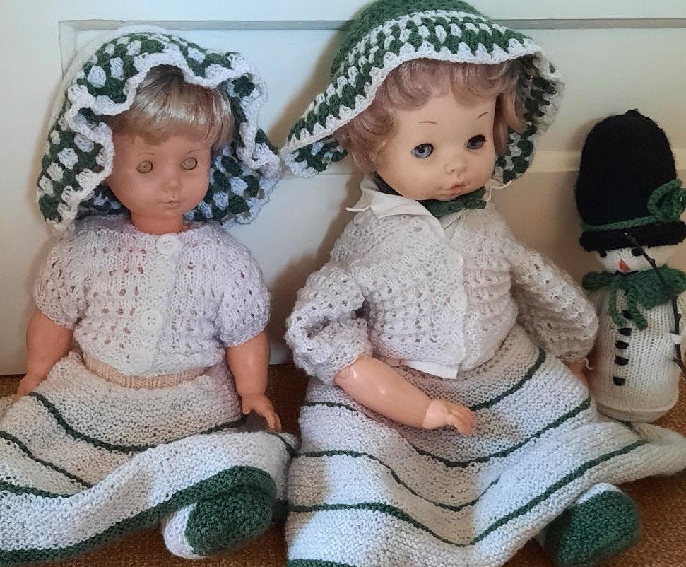 2 Vintage poppen met handgebreide kleertjes, Ophalen of Verzenden, Gebruikt, Babypop