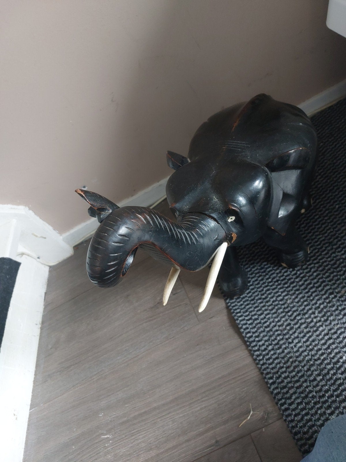 Handgesneden ebbenhouten olifant met slagtanden, Antiek en Kunst, Ophalen, Houtsnijwerk, Hout, Azië