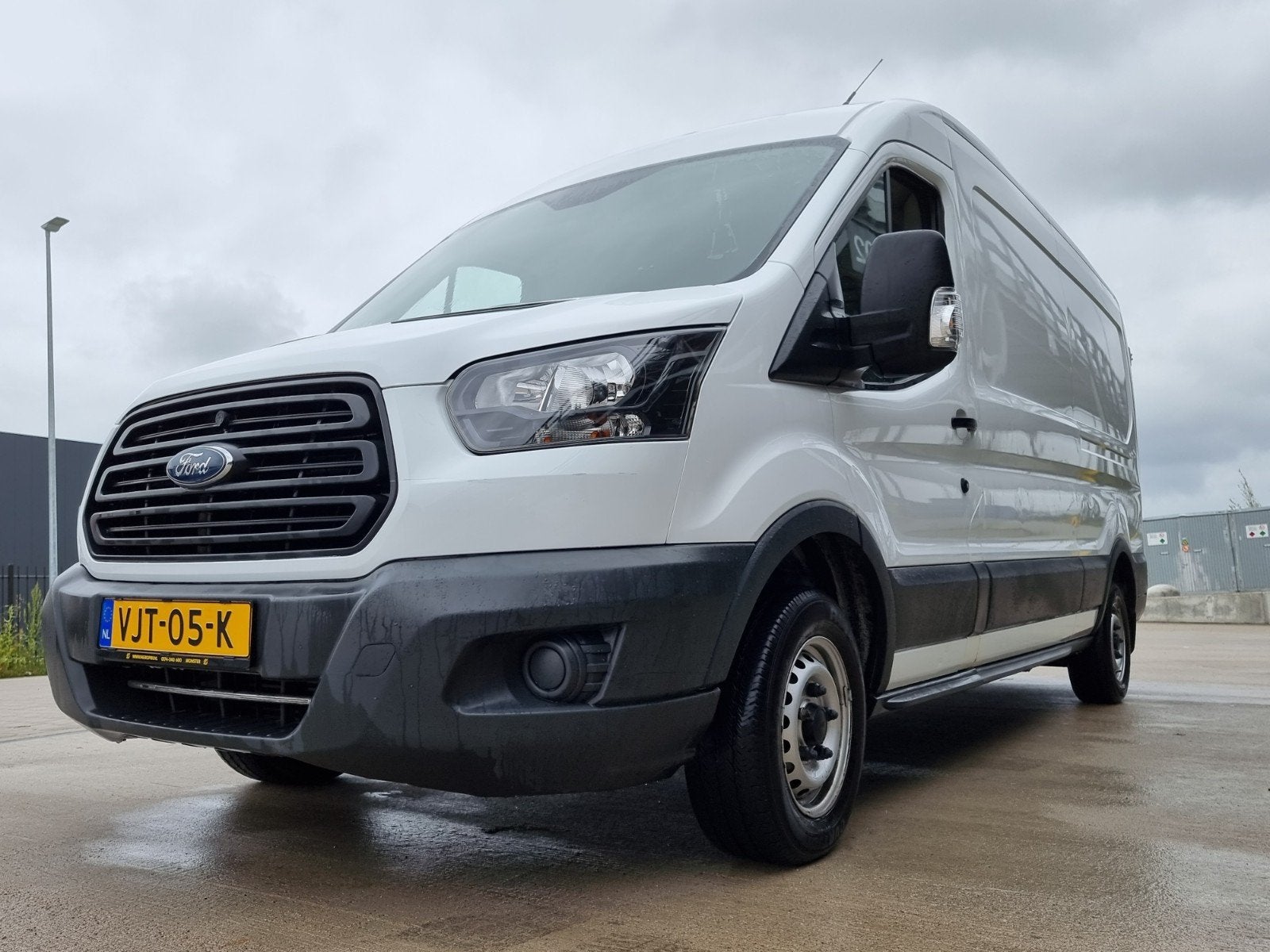 Ford Transit 2.0 Tdci 77KW 2017 Wit, 152.000 kilometers, Auto's, Bestelauto's, Stof, 1995 cc, Zwart, 4 cilinders